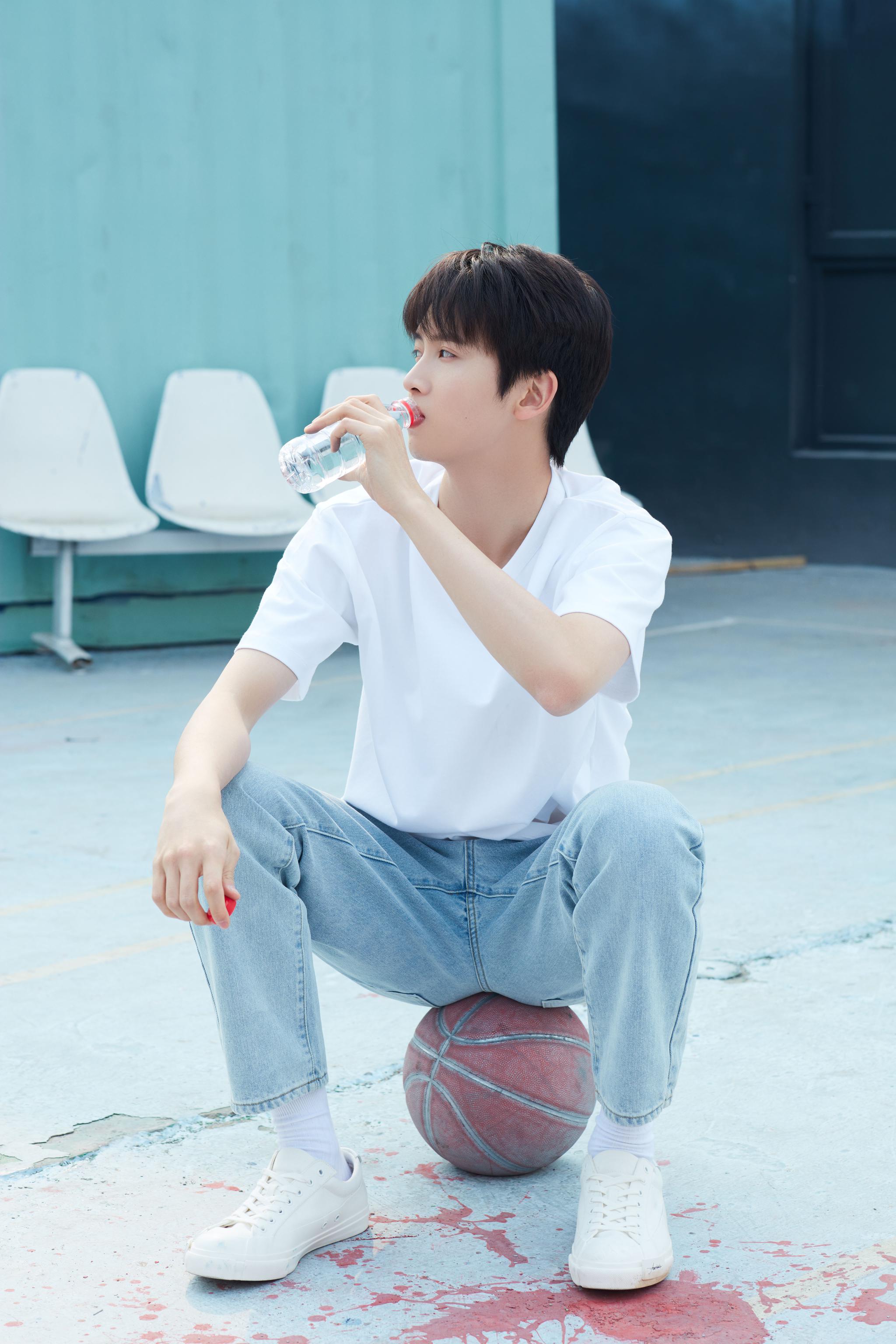 发布一组篮球大片身穿白t配牛仔裤小白鞋