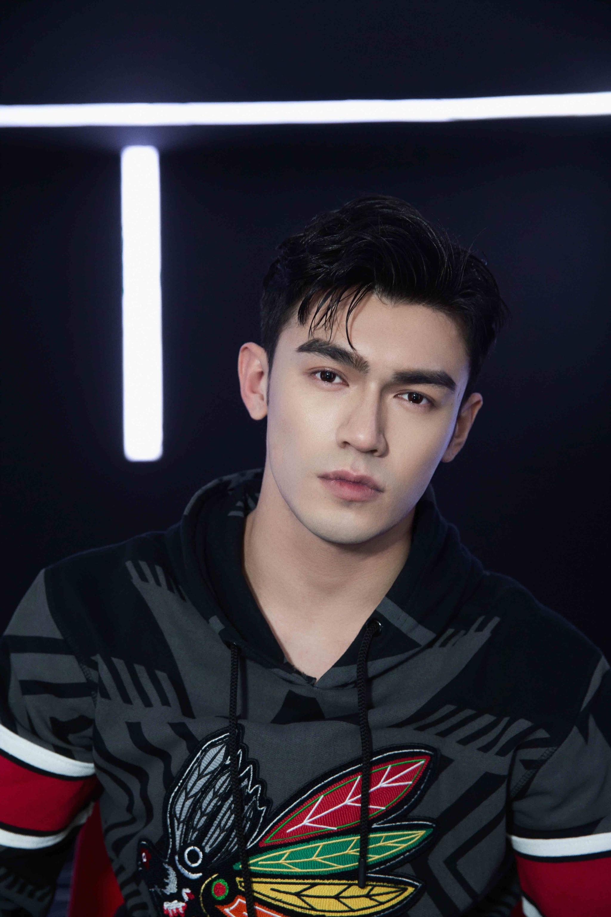 娃尔曝光冷暖卫衣写真眼神反转尽显阳光帅气