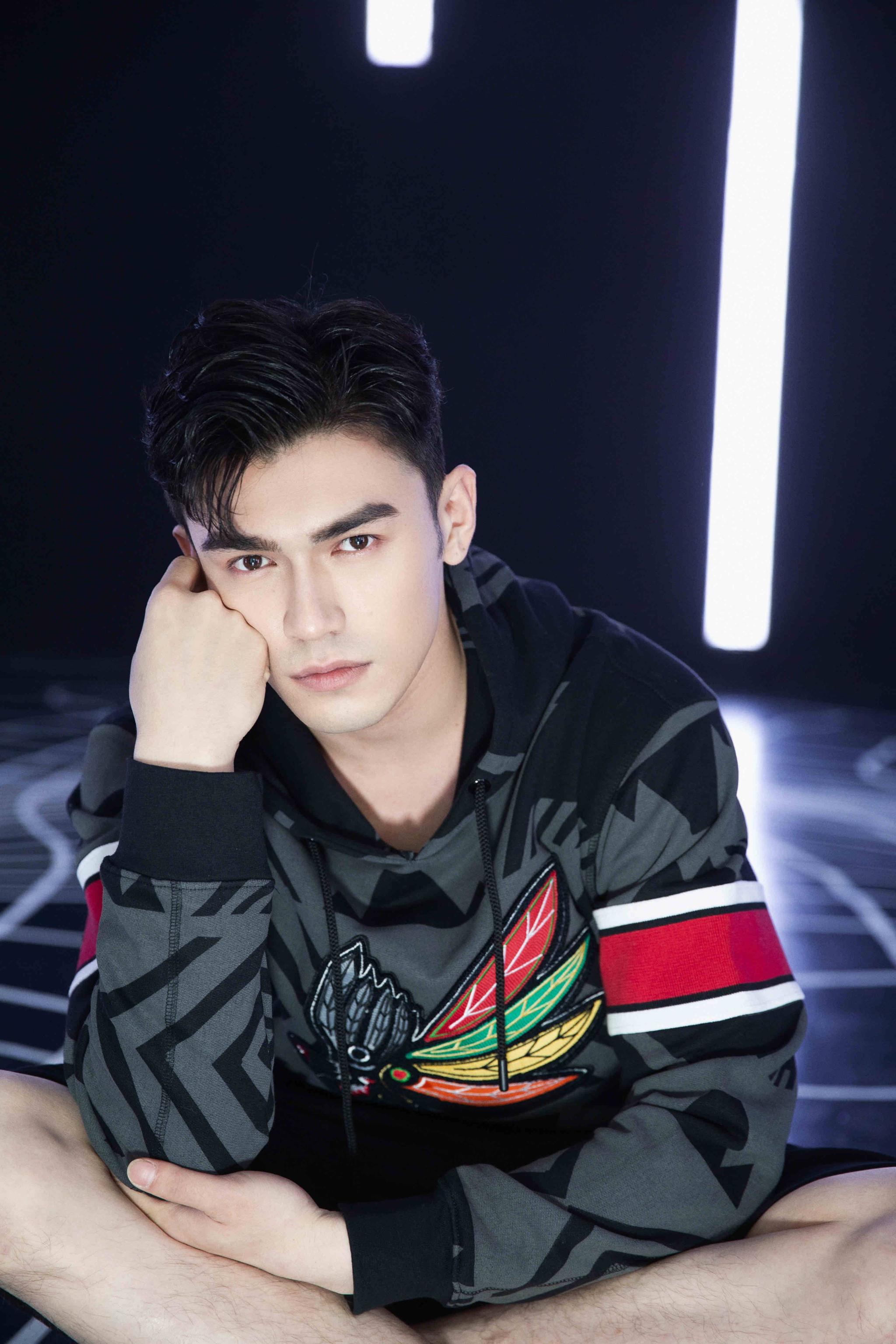 娃尔曝光冷暖卫衣写真眼神反转尽显阳光帅气