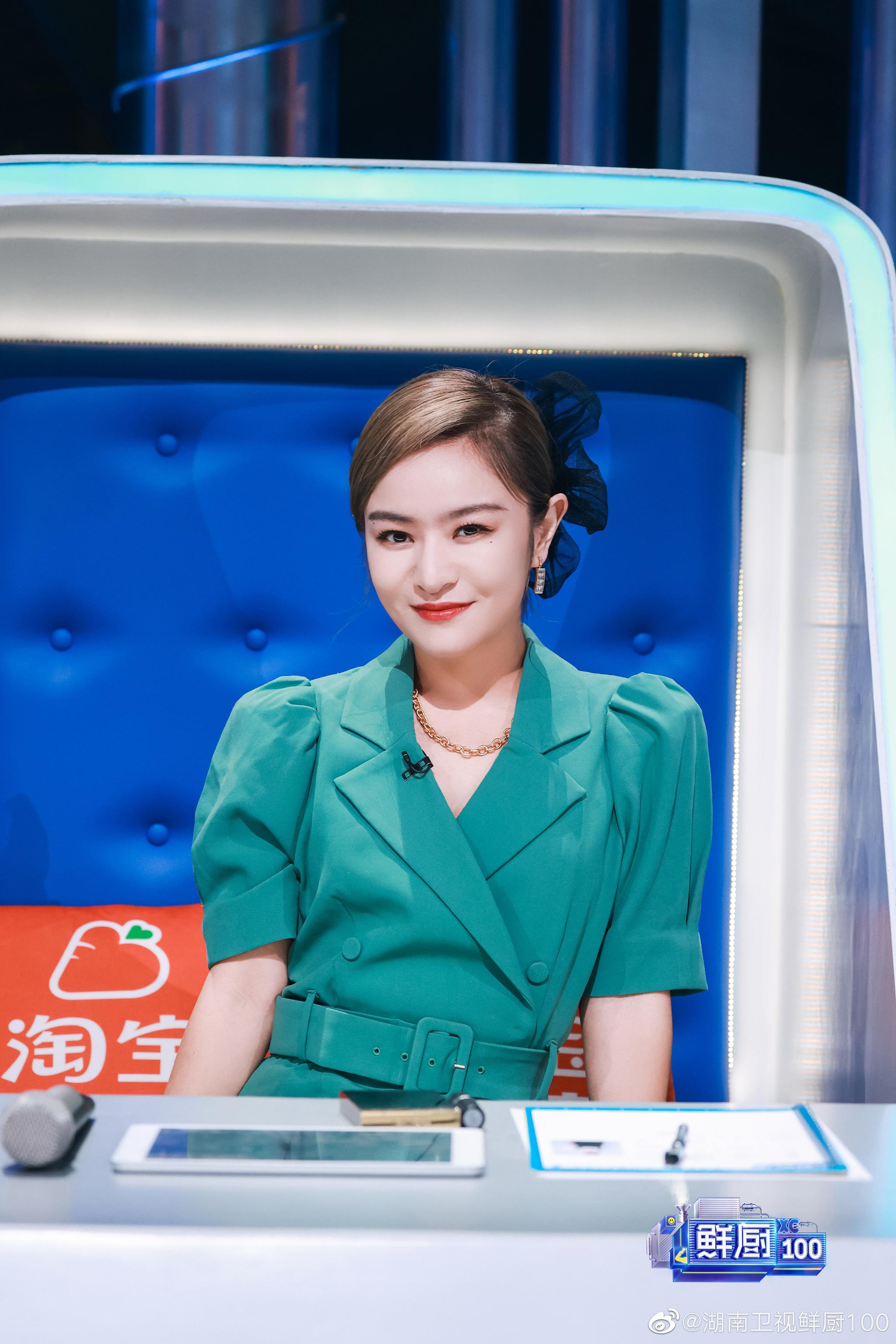 典雅知性的思文姐姐@思文文文 今晚十点《鲜厨100》见哦!