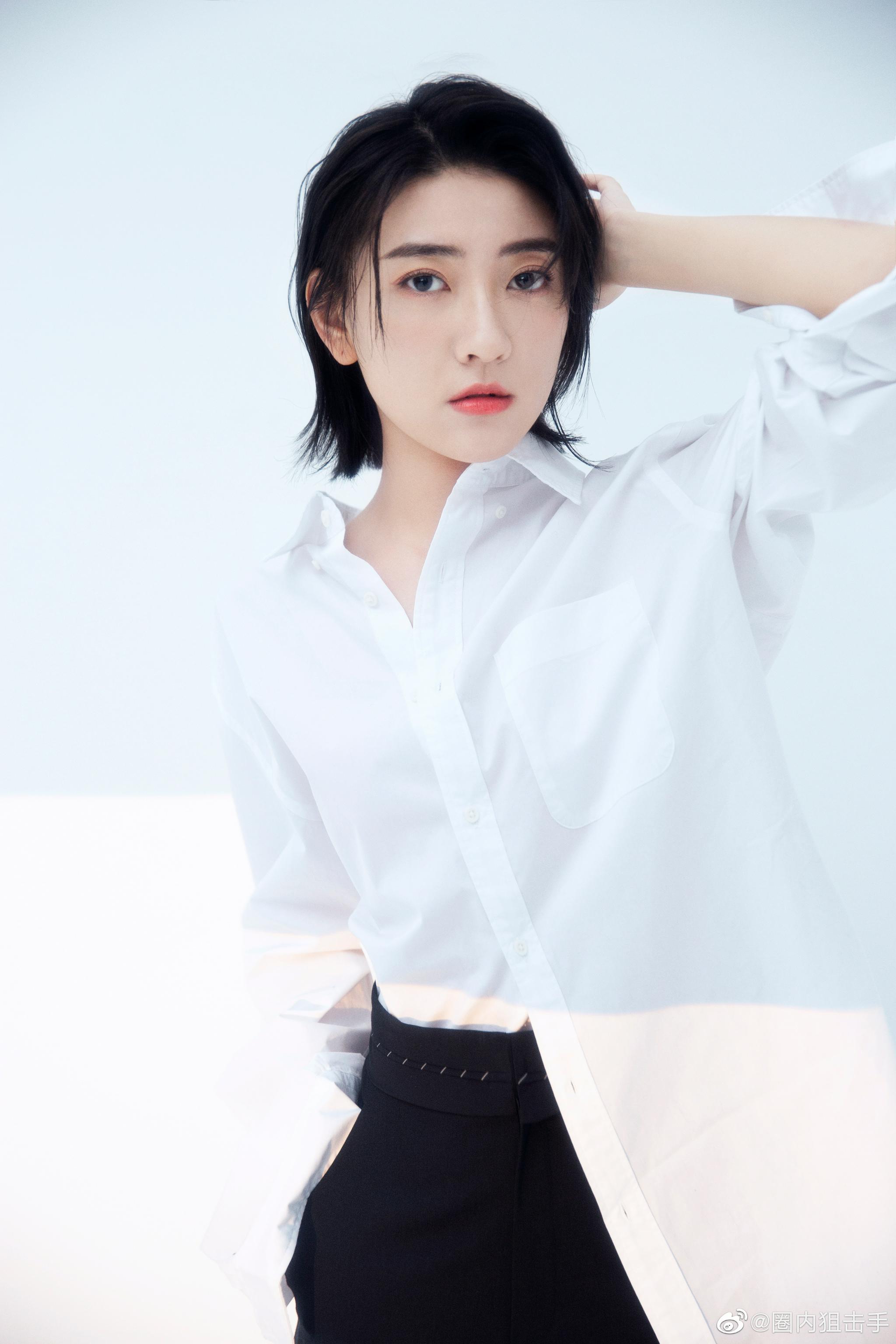 《变成你的那一天》热播,梁洁发布短发写真