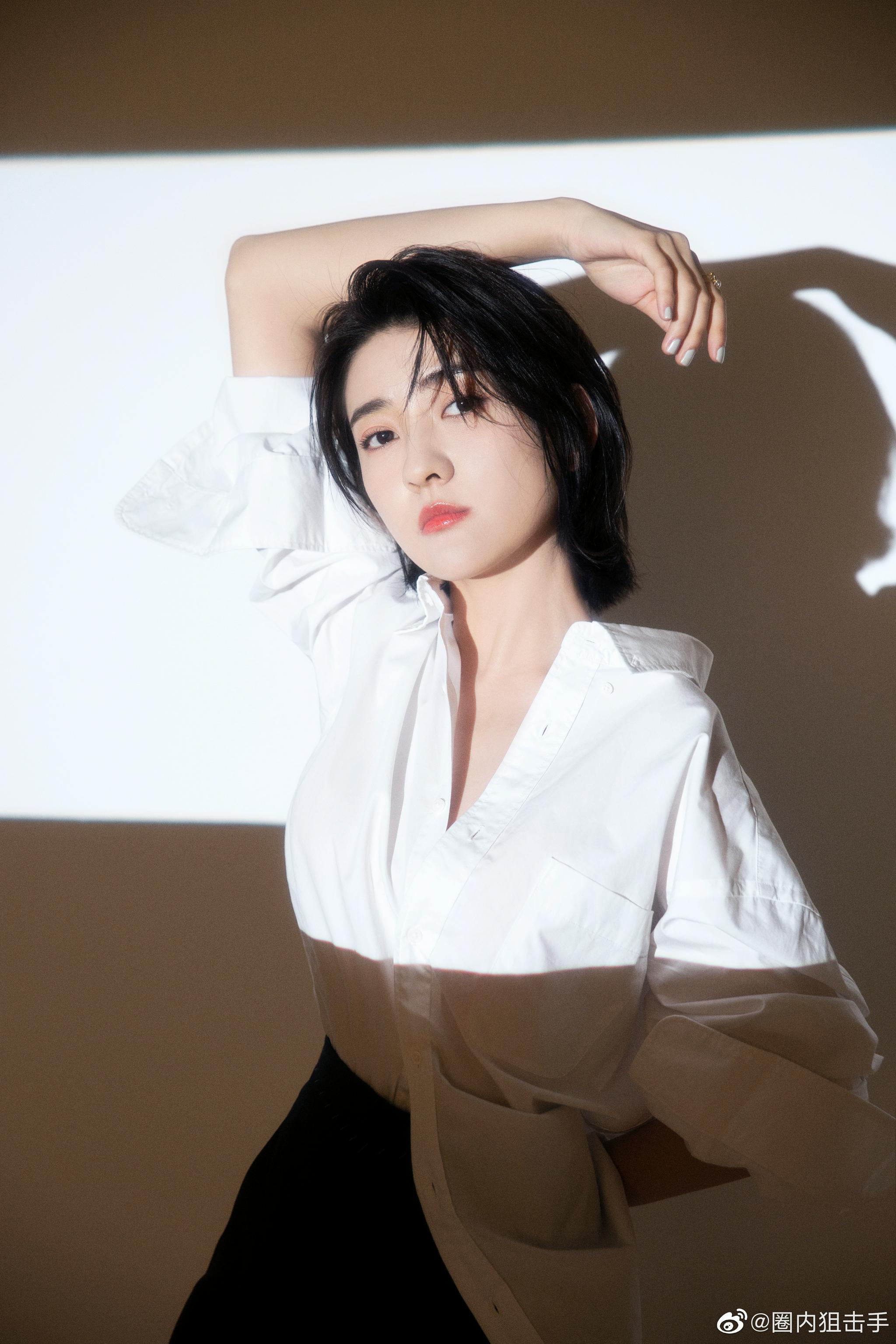 《变成你的那一天》热播,梁洁发布短发写真