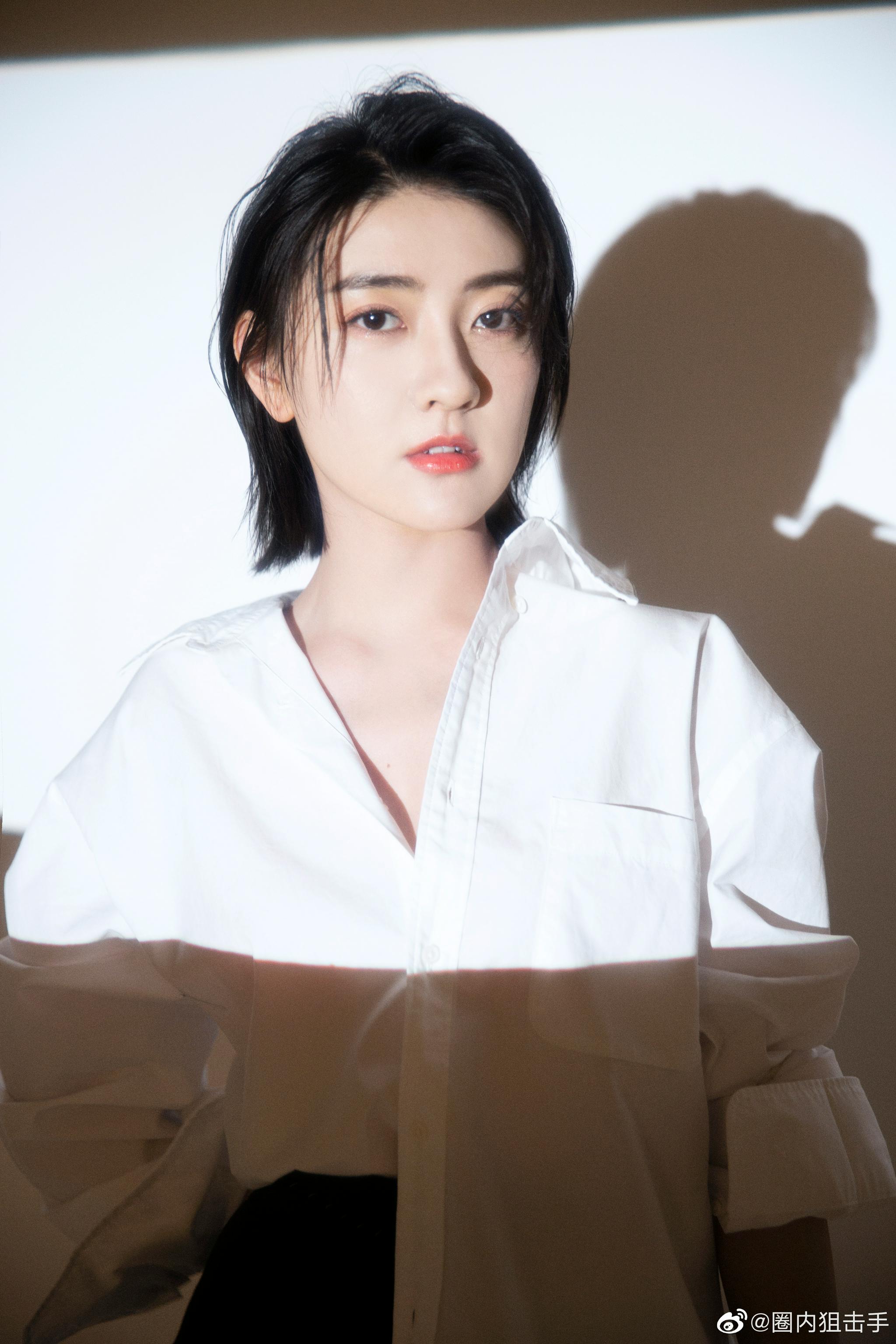 《变成你的那一天》热播,梁洁发布短发写真