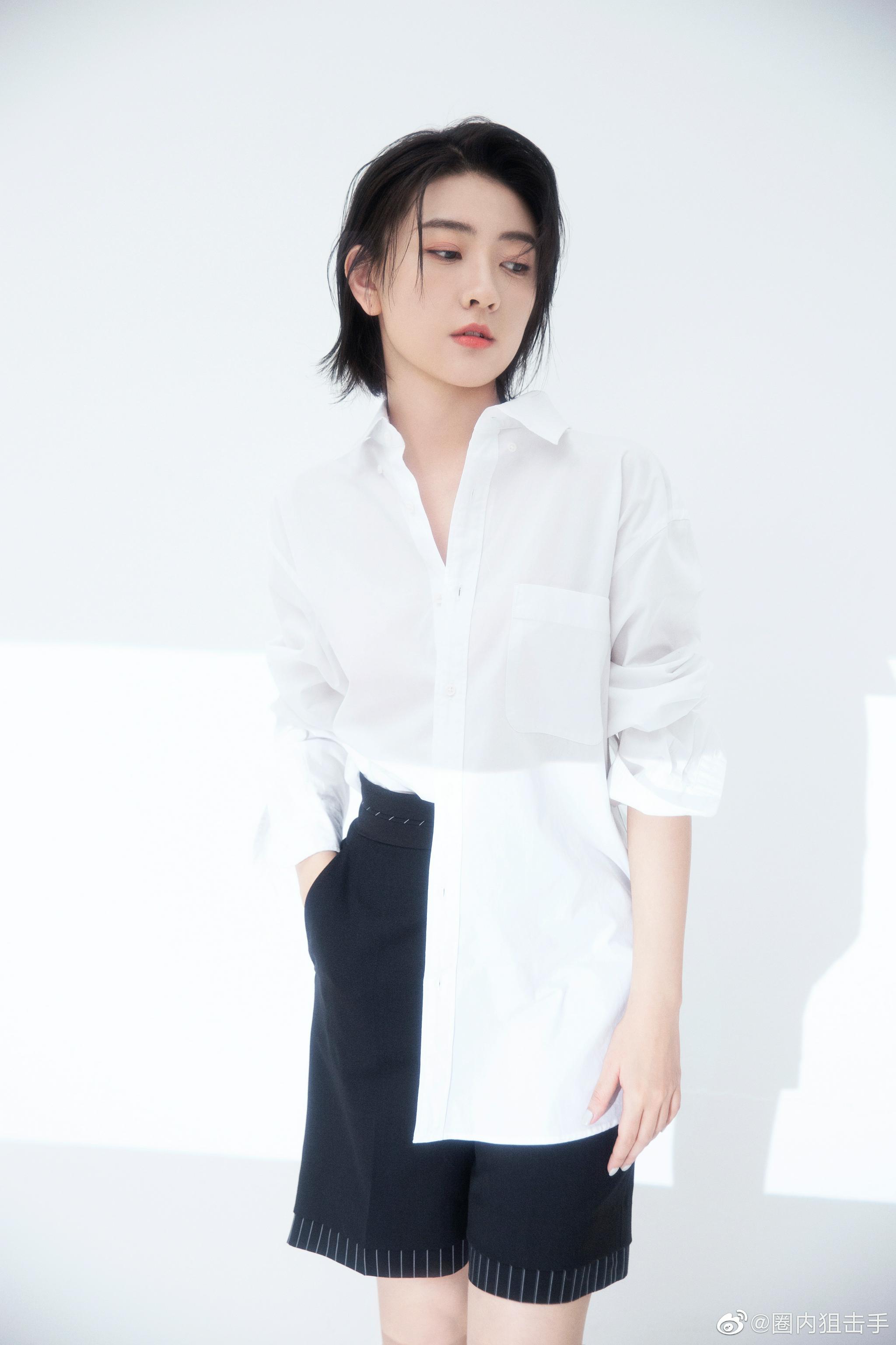 《变成你的那一天》热播,梁洁发布短发写真