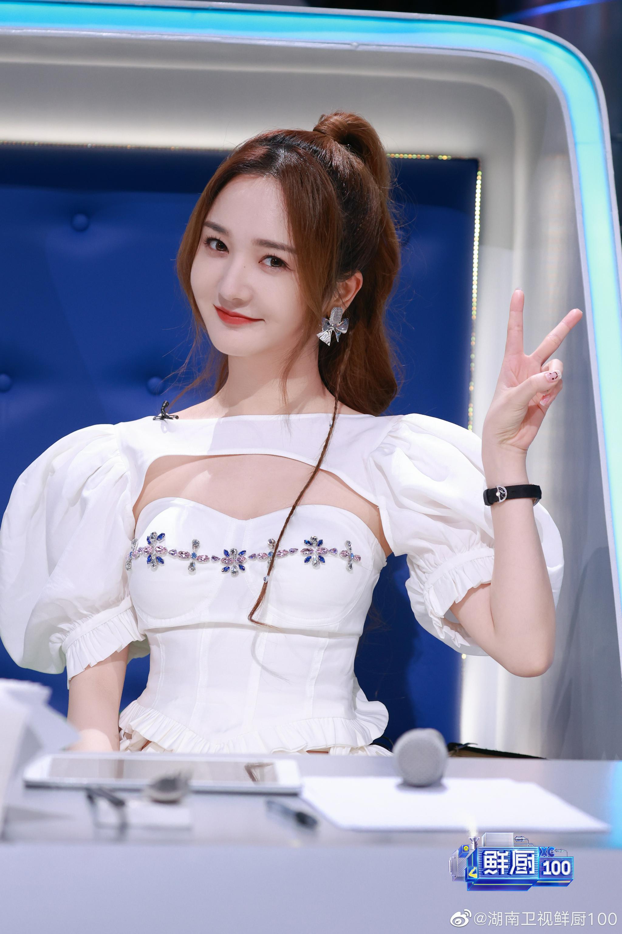 甜甜的佳妹儿 @-靳梦佳 今晚十点 不见不散哦!__财经头条