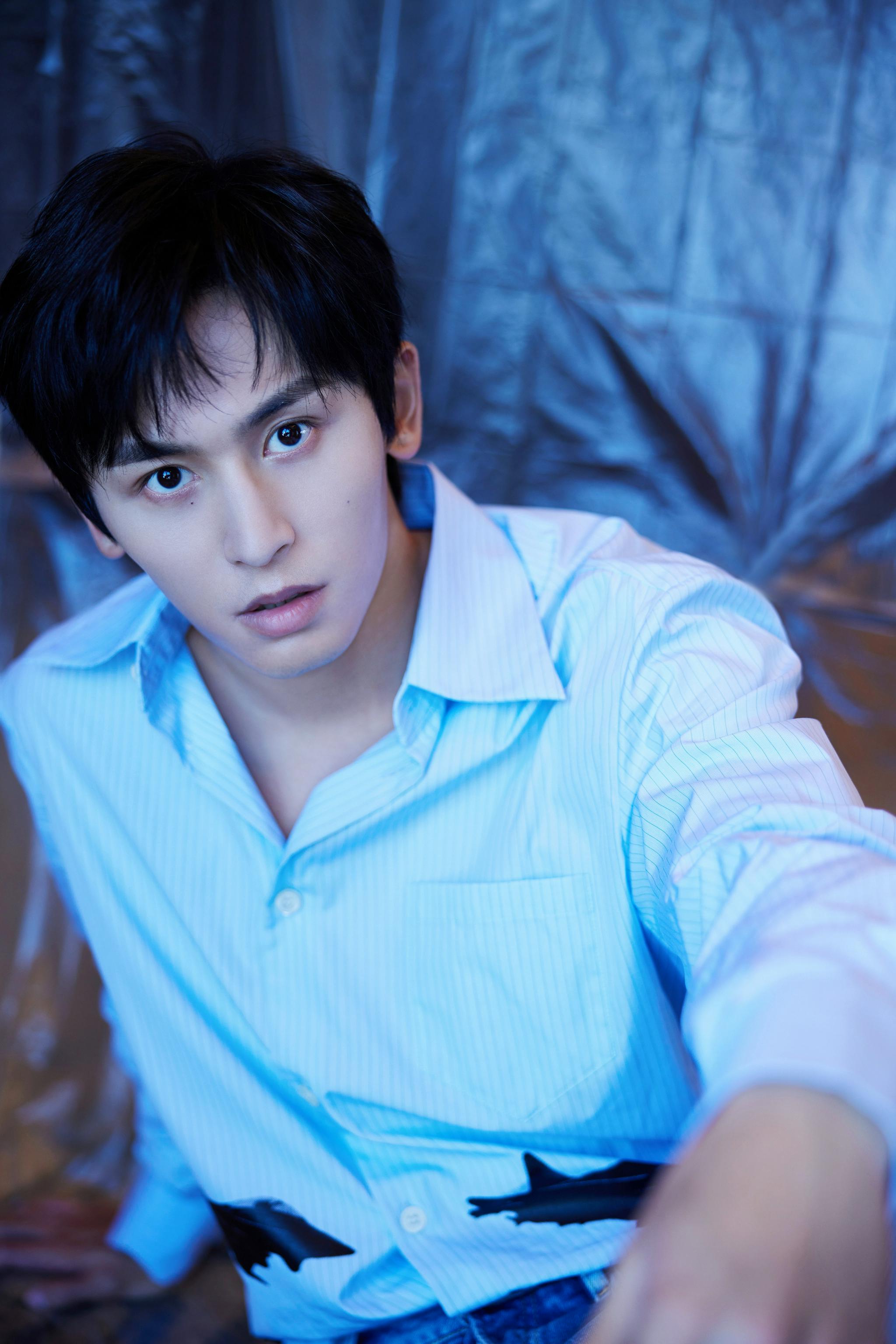 身穿蓝条纹衬衫搭配牛仔裤,两抹黑色涂鸦点缀……|牛仔裤|张哲瀚_新浪