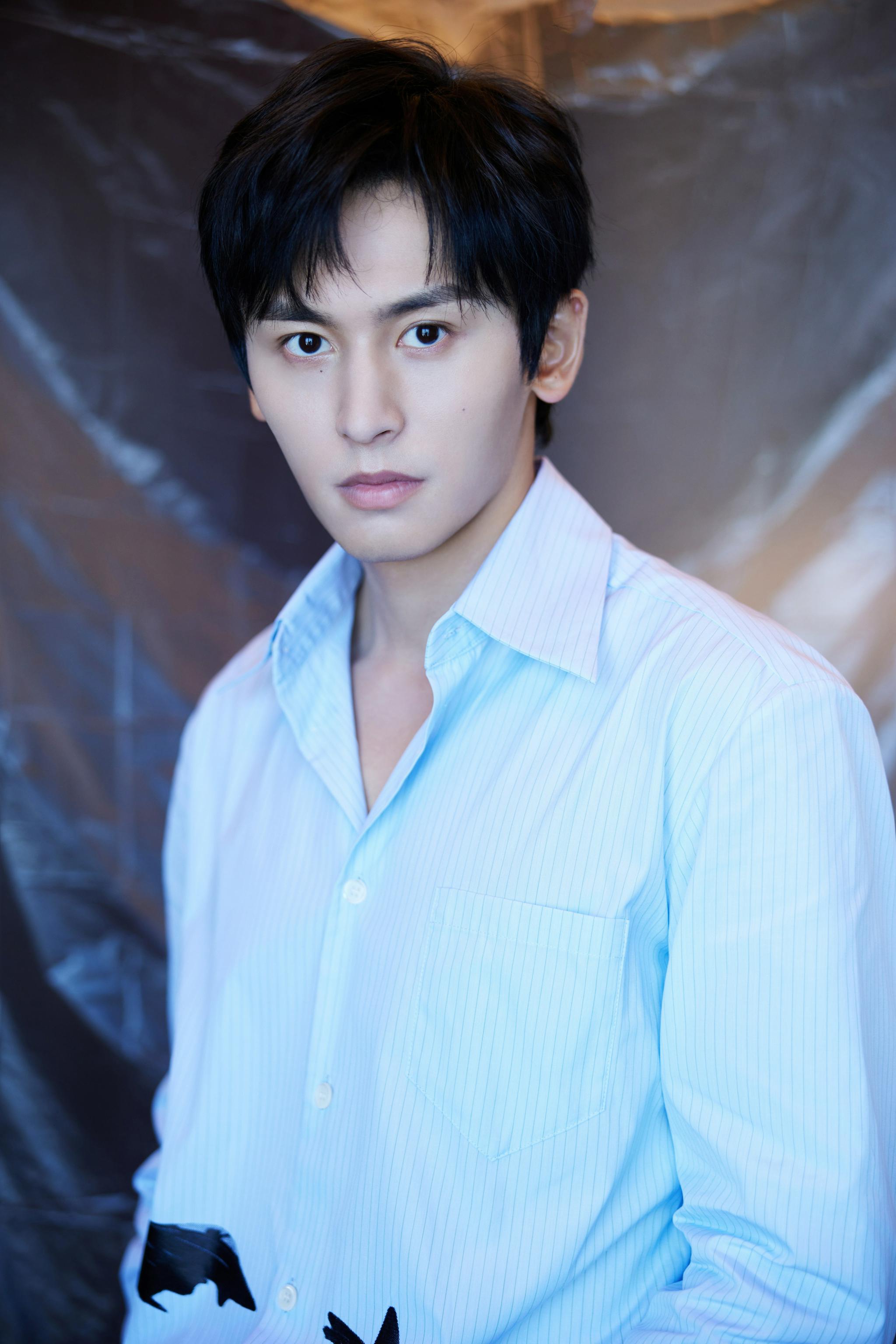 身穿蓝条纹衬衫搭配牛仔裤,两抹黑色涂鸦点缀……|牛仔裤|张哲瀚_新浪