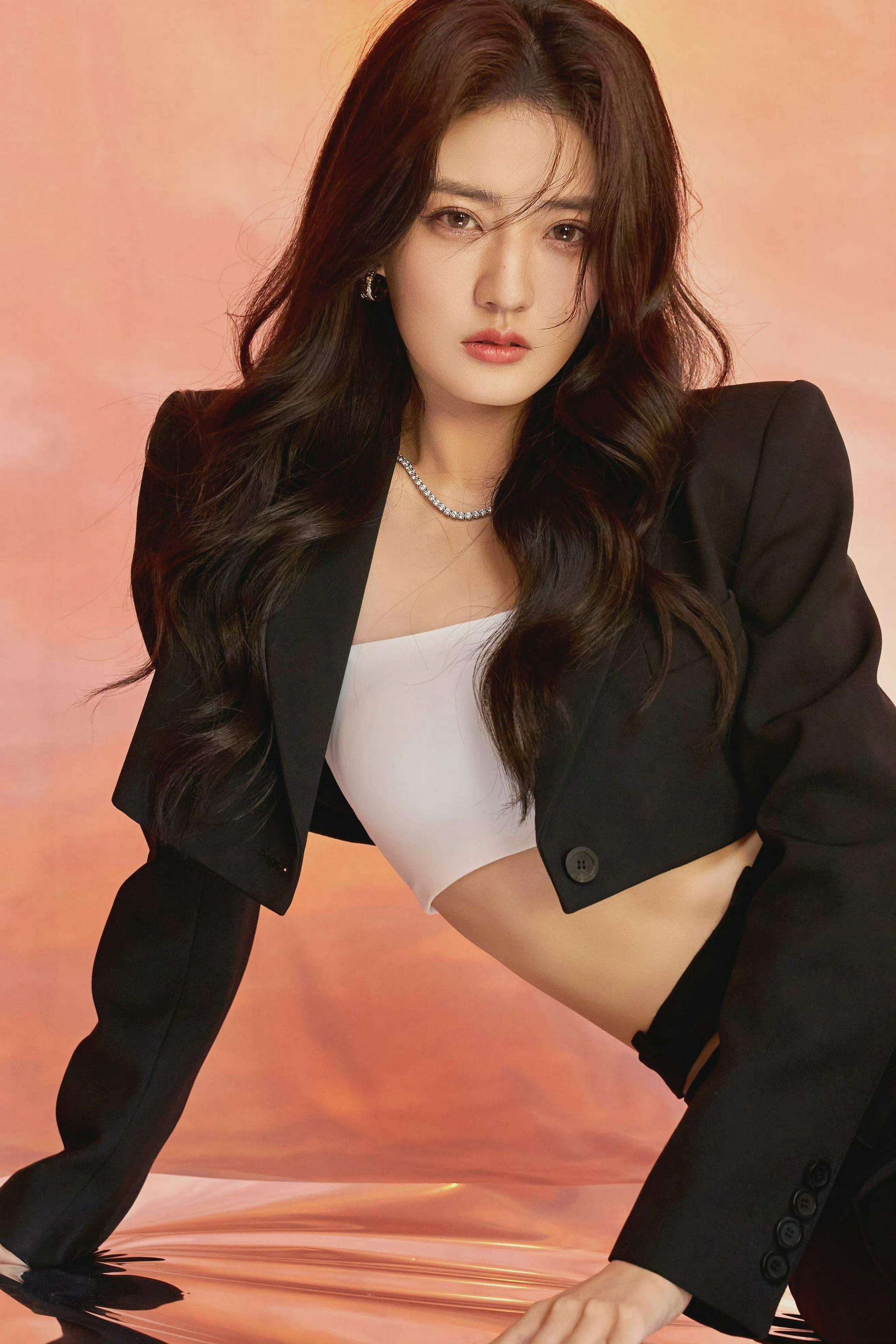 时尚大片释出 身穿le alessandra黑色西服套装搭配银色配饰