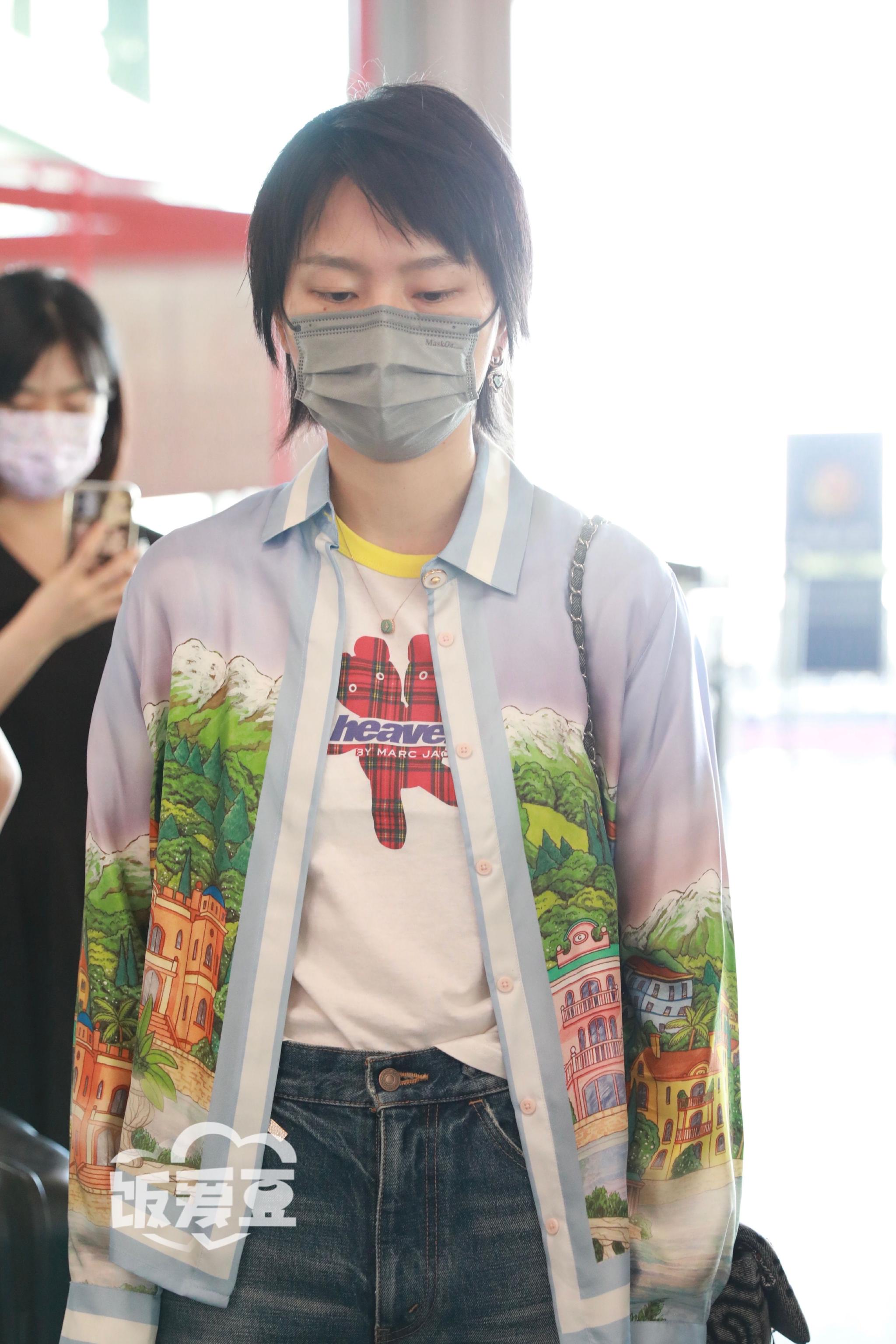 220606周笔畅北京出发发型剪短的清爽笔笔出没