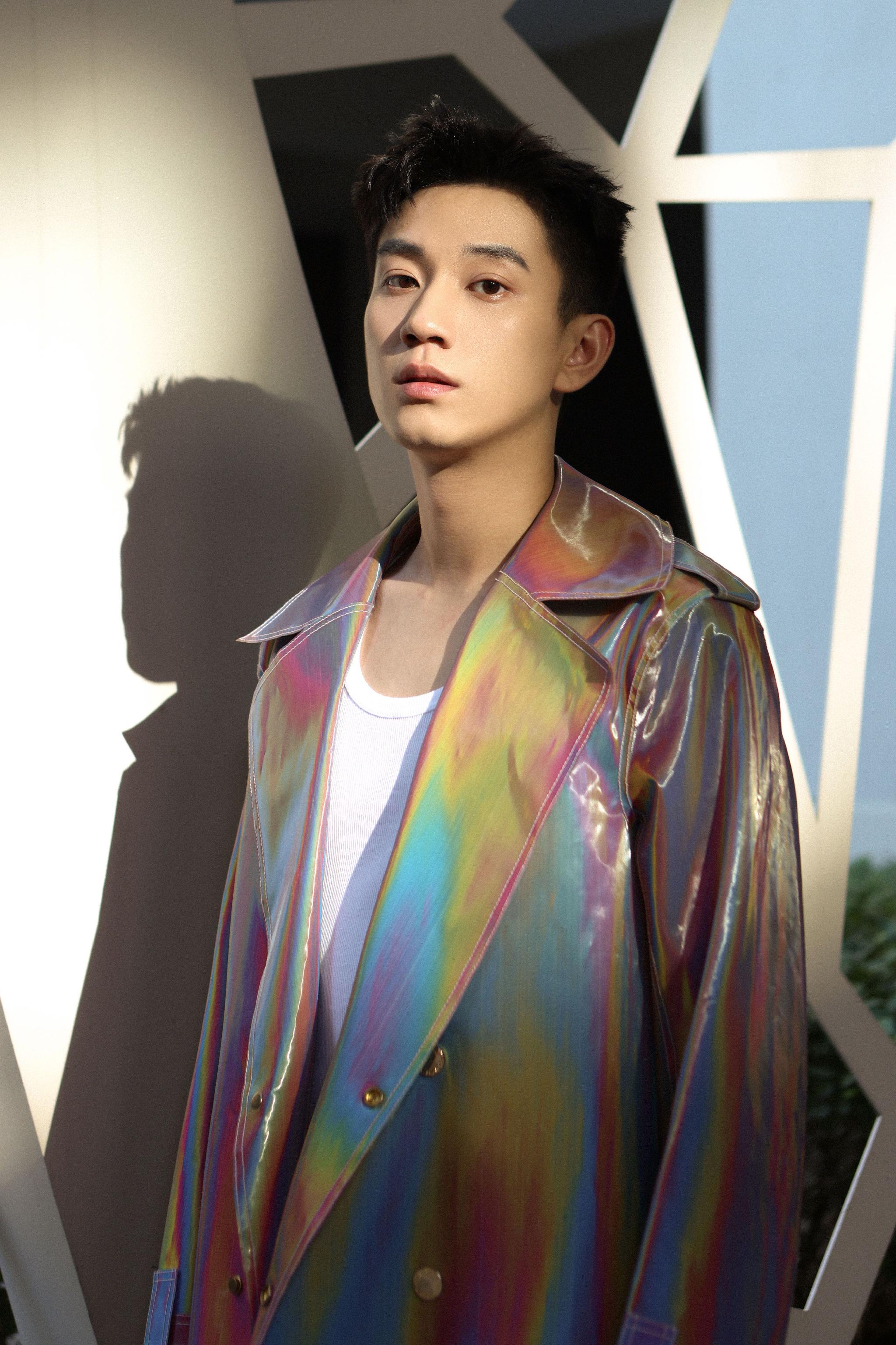 演员@王子奇是演员王子奇 亮相开幕盛典……__财经头条