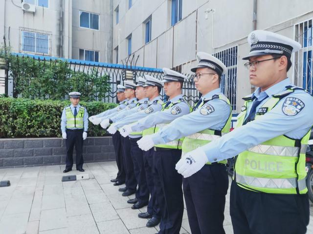 随后应急分队队长李亚峰,指导员高强星组织37人小分队成员,开展队列