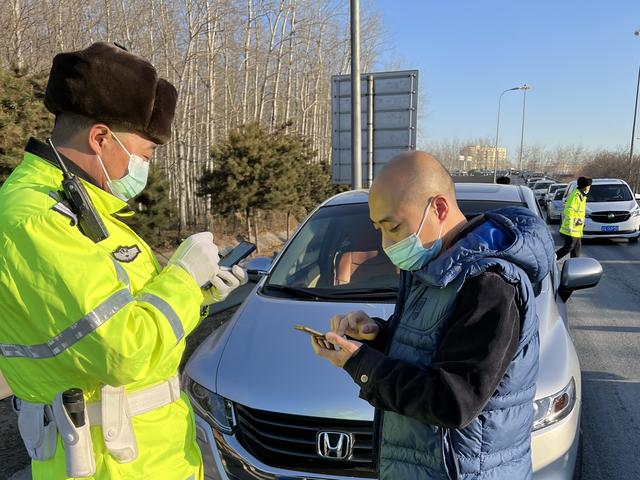 高速上违法占用应急车道堵住救护车？记6分罚款200元休闲区蓝鸢梦想 - Www.slyday.coM