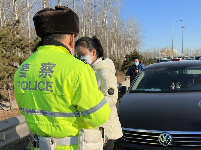 高速上违法占用应急车道堵住救护车？记6分罚款200元休闲区蓝鸢梦想 - Www.slyday.coM