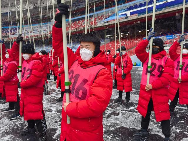 宋江武校的近180位表演者一起回到了家乡山东,宋江武校的教练罗衍海在