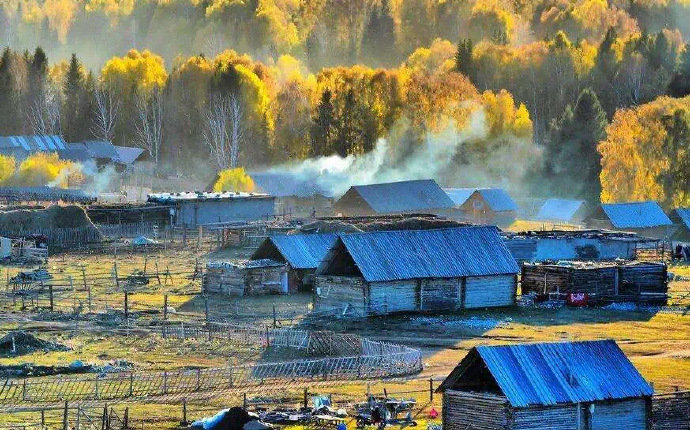 新疆禾木村,这里村屋散布,小桥流水,炊烟袅袅,惬意满满……__财经头条