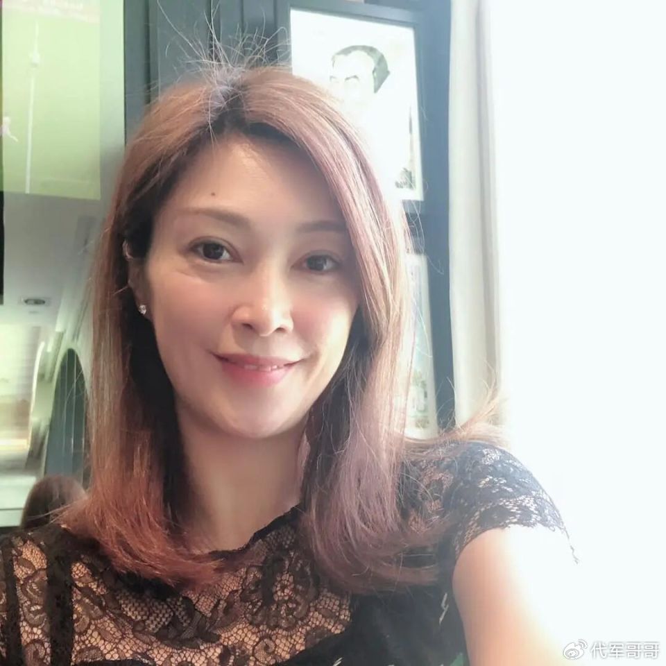 前港姐冠军卢淑仪:嫁给李克勤生下两个儿子,如今51岁身材依旧苗条