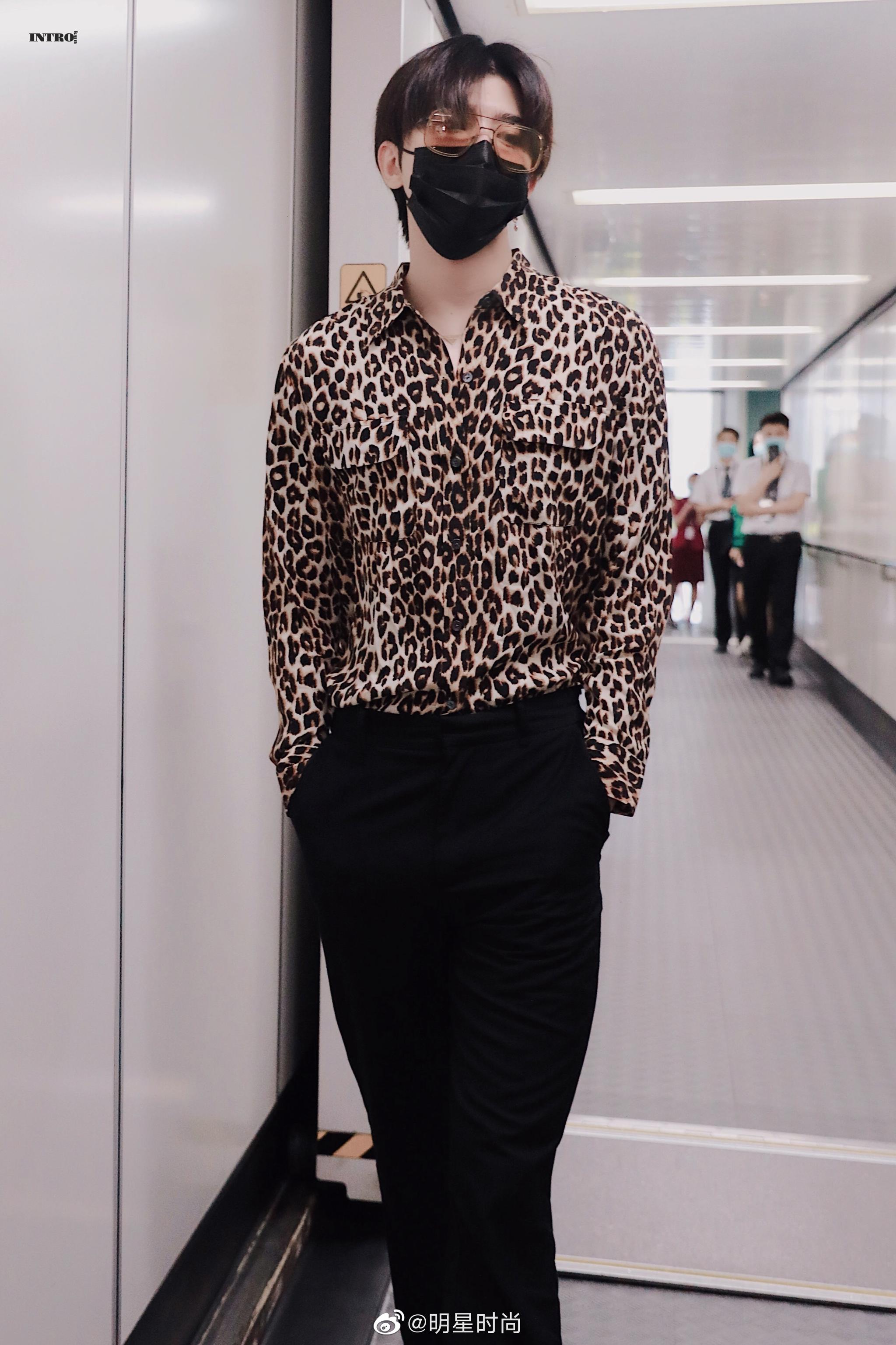 9月21日，蔡徐坤现身深圳机场，他身着豹纹衬衫搭配黑色长裤……|深圳机场|蔡徐坤|豹纹_新浪新闻