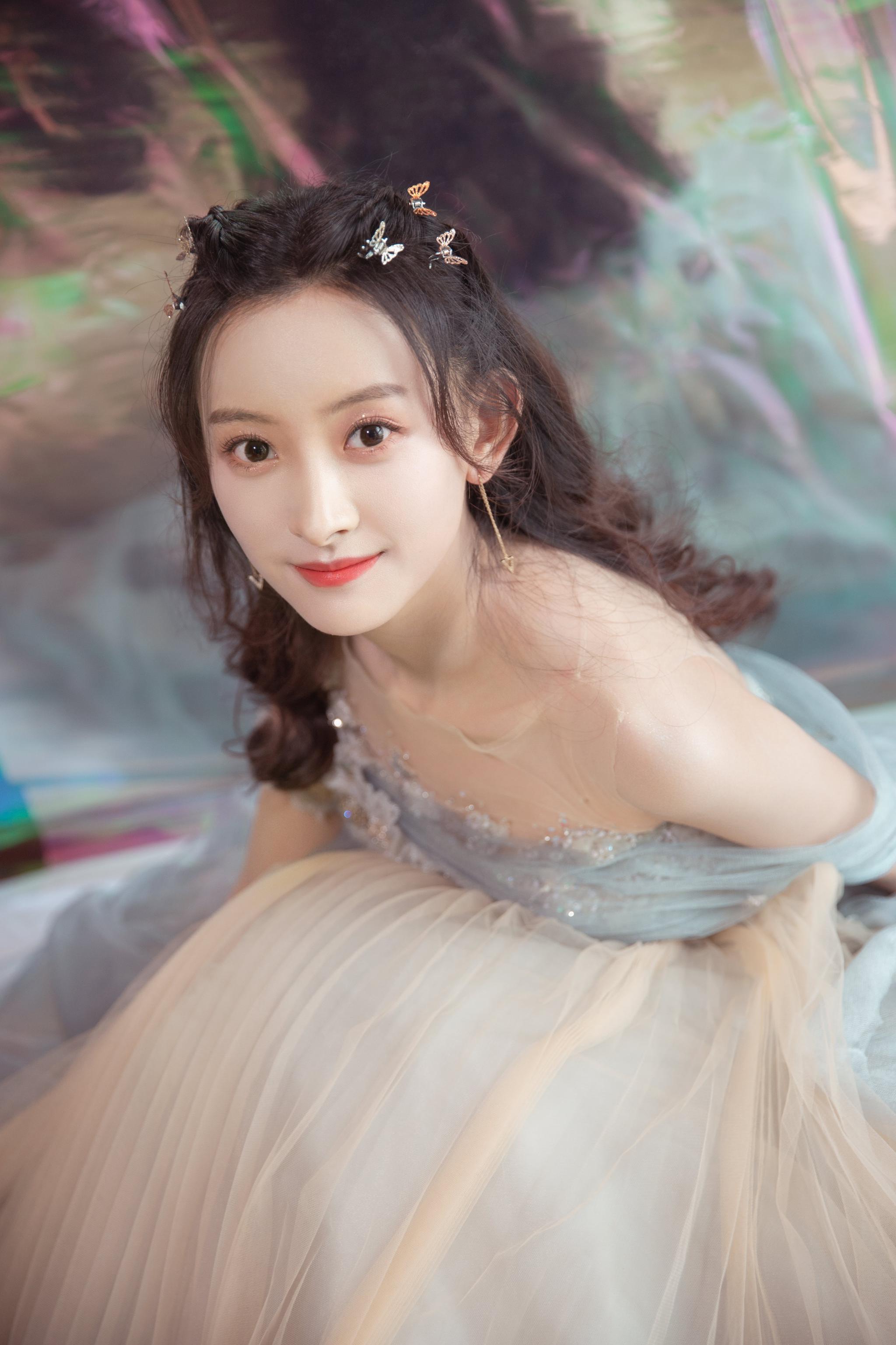 青年演员@代文雯文代 亮相第35届 ,一袭浪漫宫廷风