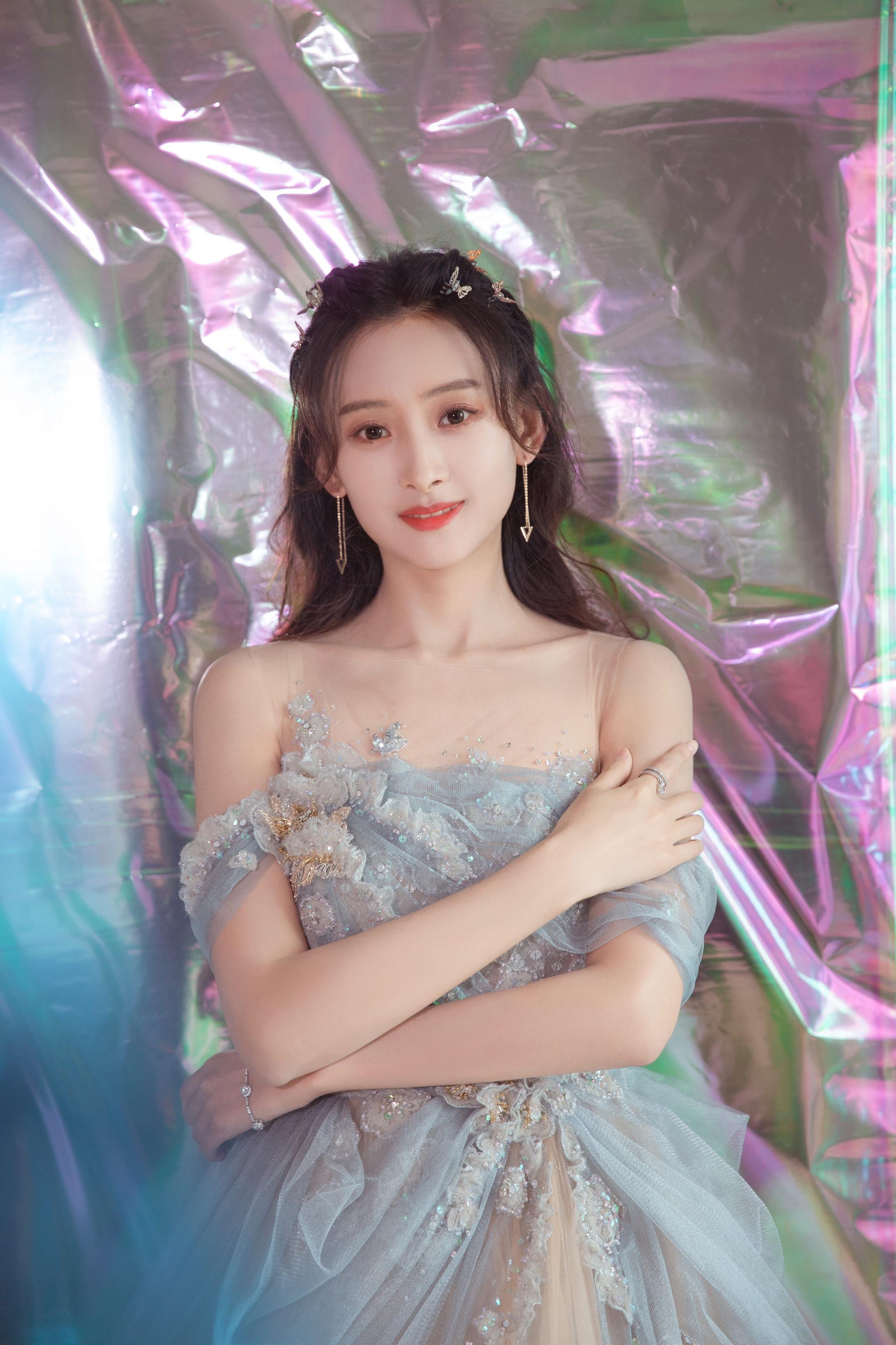 青年演员@代文雯文代 亮相第35届 ,一袭浪漫宫廷风