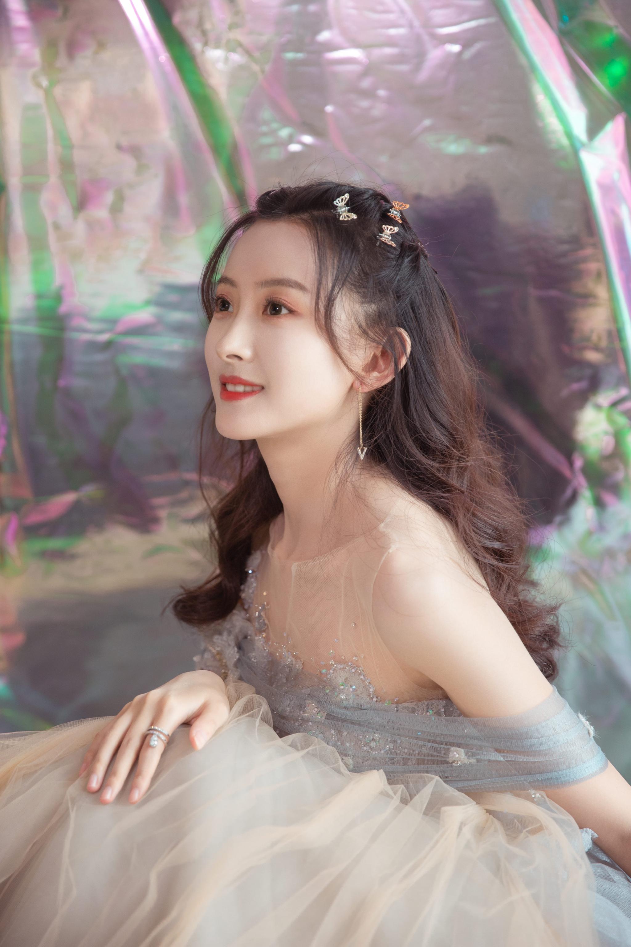 青年演员@代文雯文代 亮相第35届 ,一袭浪漫宫廷风