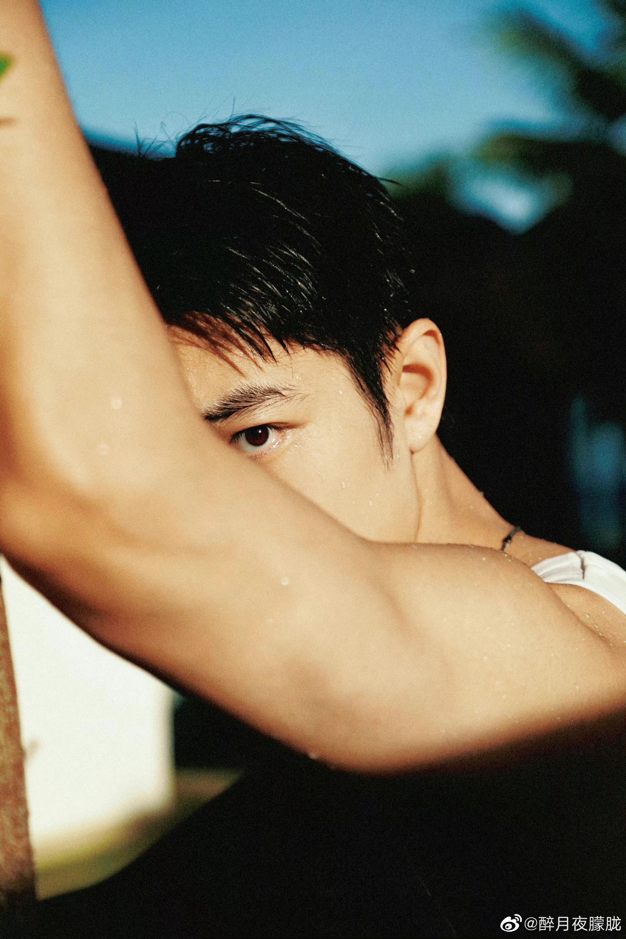 肖战绝了!逆天的颜值,挺拔的身姿,凌厉的眼神……_高清图集_新浪网