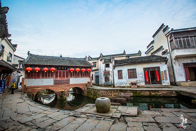 安徽徽州有一座千年古镇,被誉为"唐朝模范村",夜色下宛如梦境