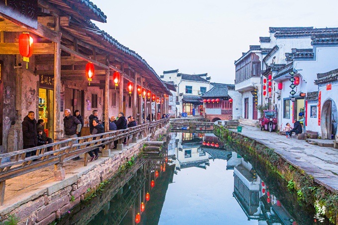 安徽徽州有一座千年古镇,被誉为"唐朝模范村",夜色下宛如梦境
