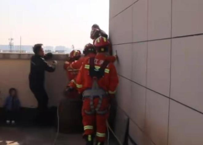 夫妻闹矛盾男子要带孩子轻生，最终被救下，因扰乱公共秩序被拘留休闲区蓝鸢梦想 - Www.slyday.coM