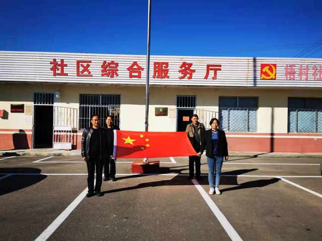 农村网格党支部办公室外墙立面,破旧门窗进行粉刷修整,制作崭新的门牌