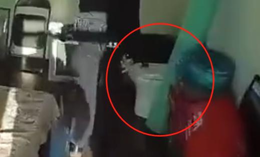 男子因天气寒冷，半夜上厕所不方便，便偷了一个马桶回家休闲区蓝鸢梦想 - Www.slyday.coM