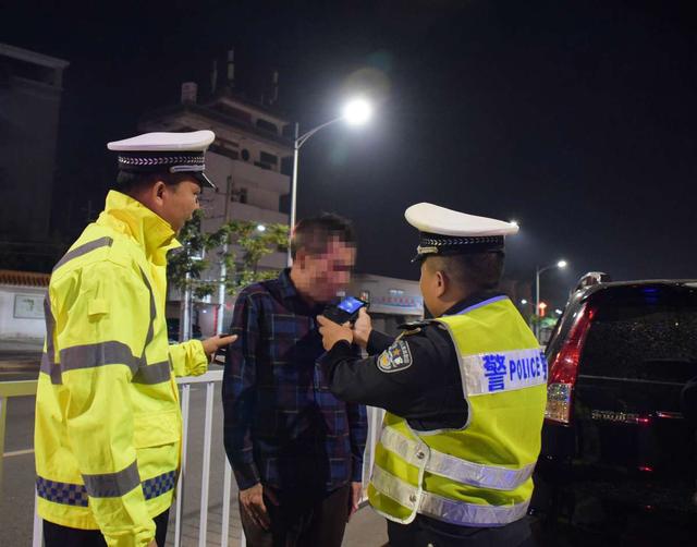 酒驾曝光广东廉江交警清晨出动查酒驾
