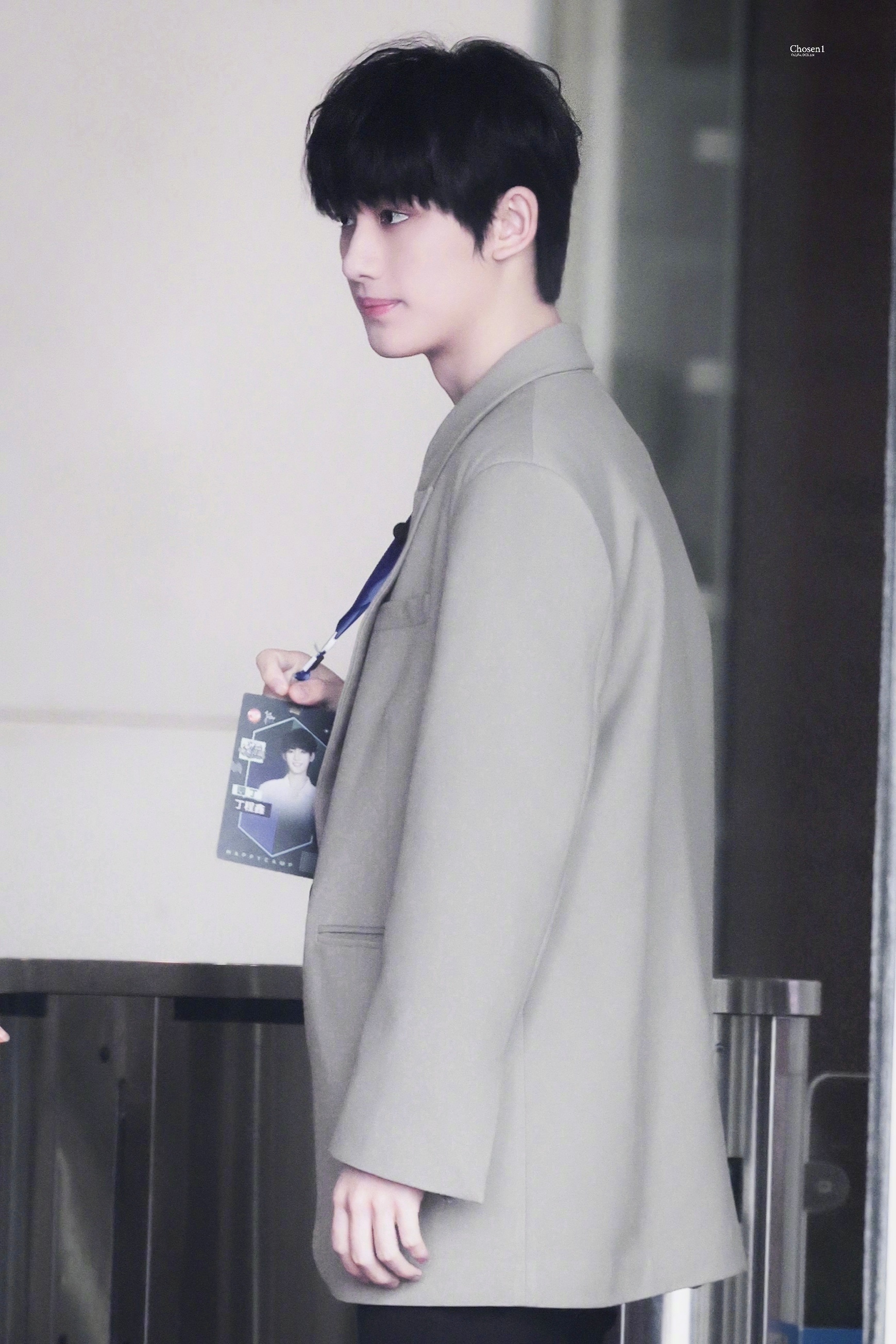 丁程鑫今日快本上班饭拍 西装小丁!_高清图集_新浪网