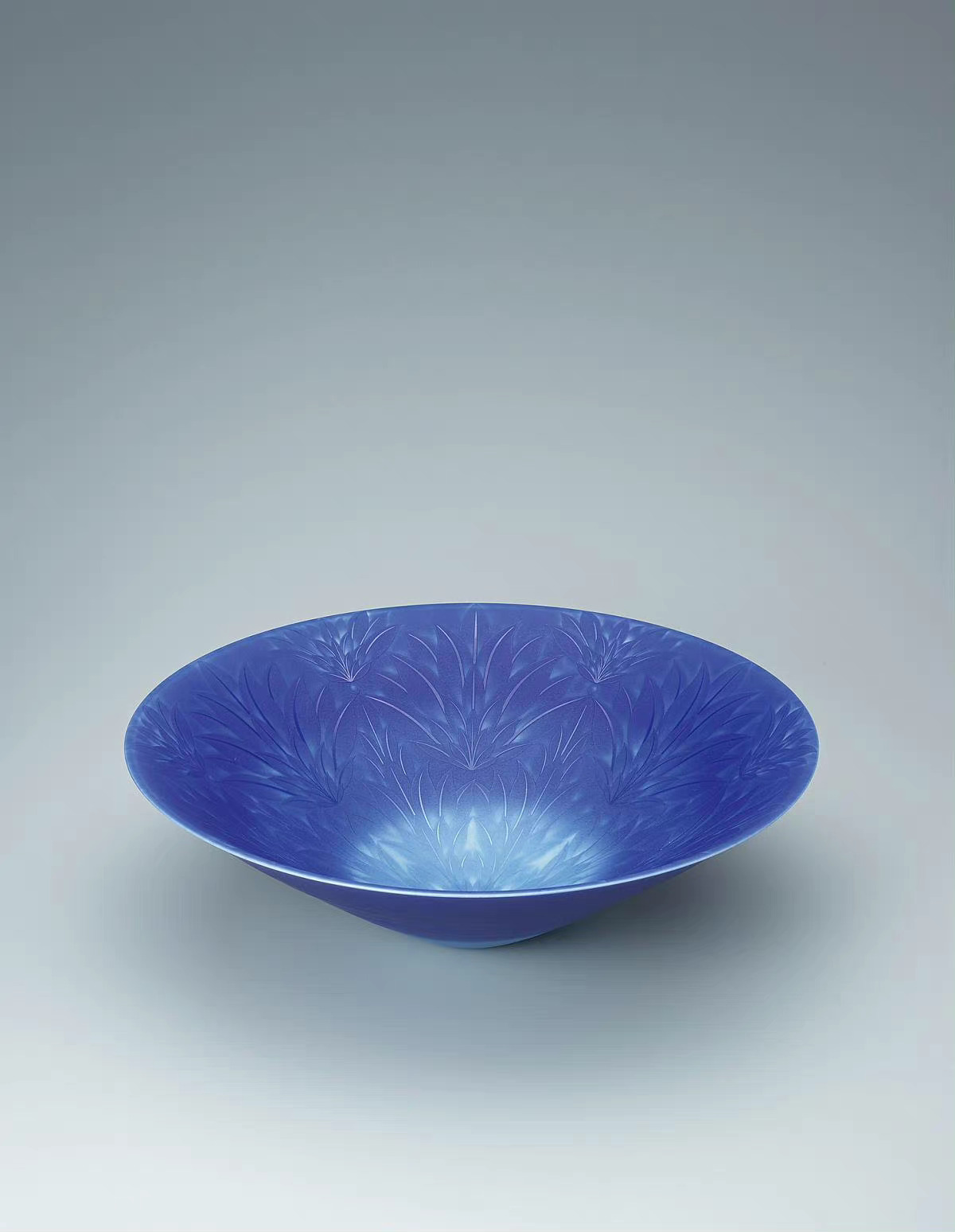 漾起海浪波纹的蓝色渐变陶瓷器🌊__财经头条