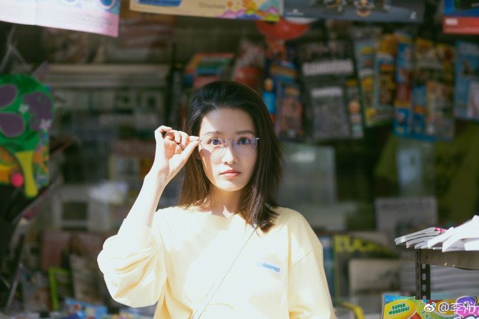 李沁戴框架眼镜变身文艺青年 穿黄上衣配蓝裙满满少女感