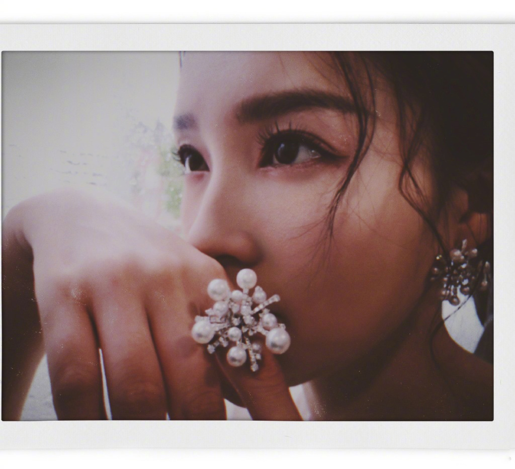 李沁|美艳性感写真花絮|图1嘟嘴超可爱