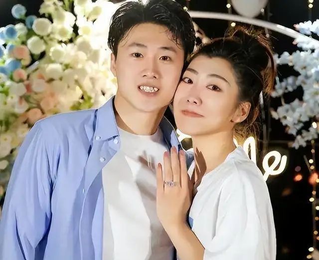 奥运冠军徐梦桃大婚！手戴金镯显贵气，央视贺喜，吴宣仪等祝福休闲区蓝鸢梦想 - Www.slyday.coM