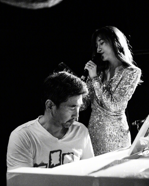 50岁沙宝亮官宣新恋情,女方离异带俩娃,曾和周迅陆毅同台表演__财经