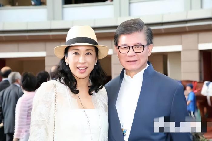 罗康瑞朱玲玲即将抱孙儿媳挺孕肚上班疑穿百元平价鞋接地气