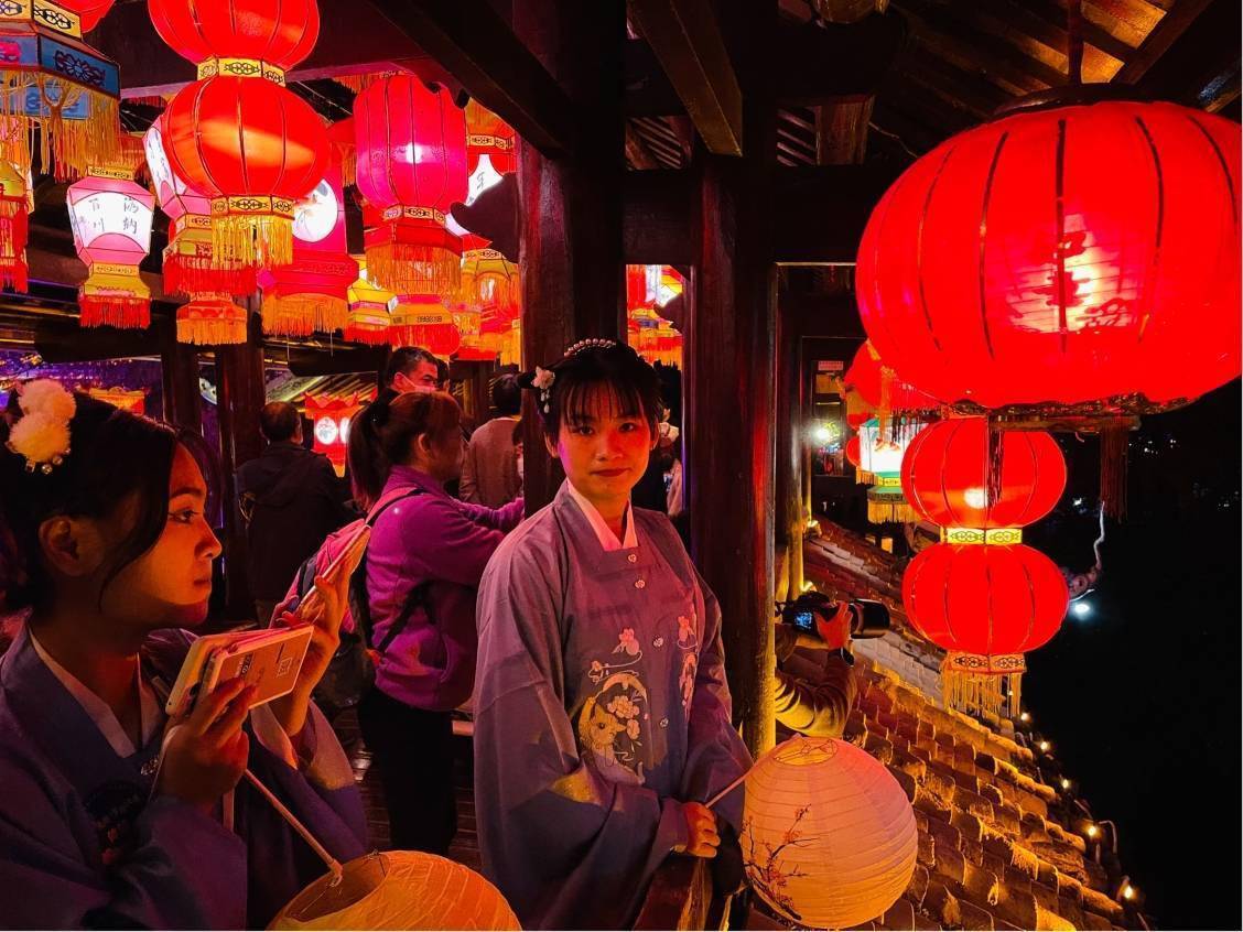 华南最大迎春灯会来了汉服游园最受市民追捧