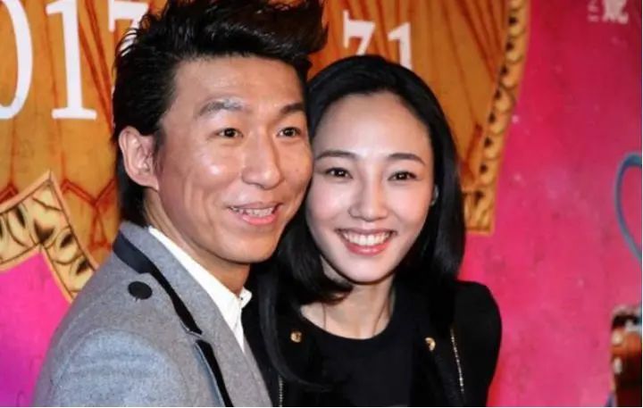 37岁白百何放开玩,与多名男友人打羽毛球,摔倒坐地一脸开心