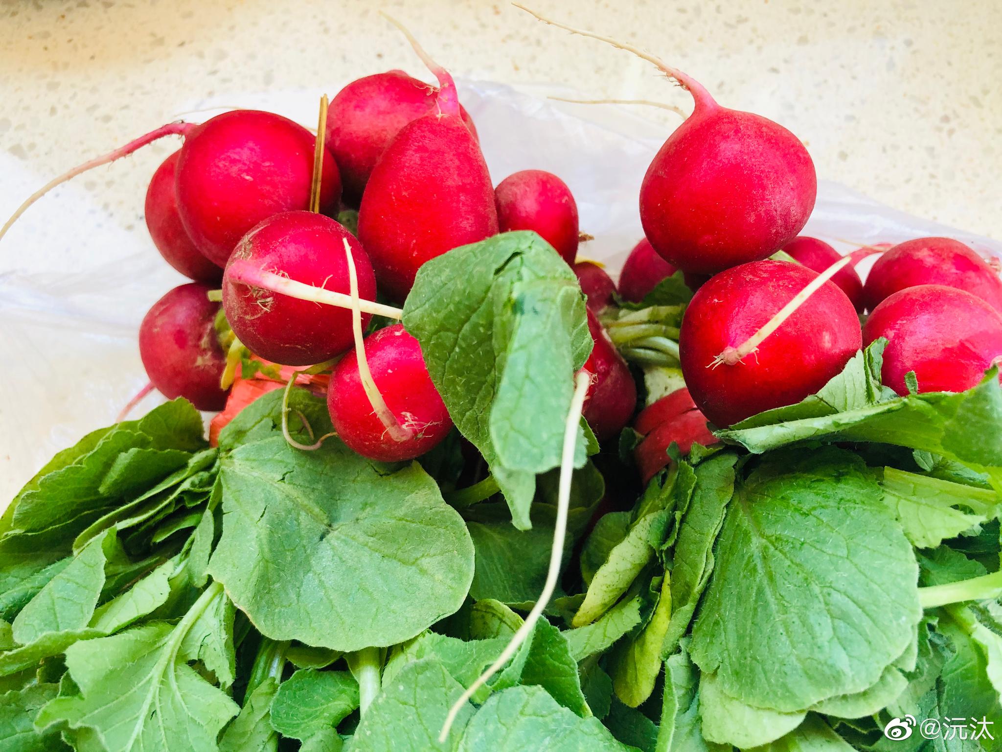 我去市场了,买了小萝卜,想着凉拌挺好吃的