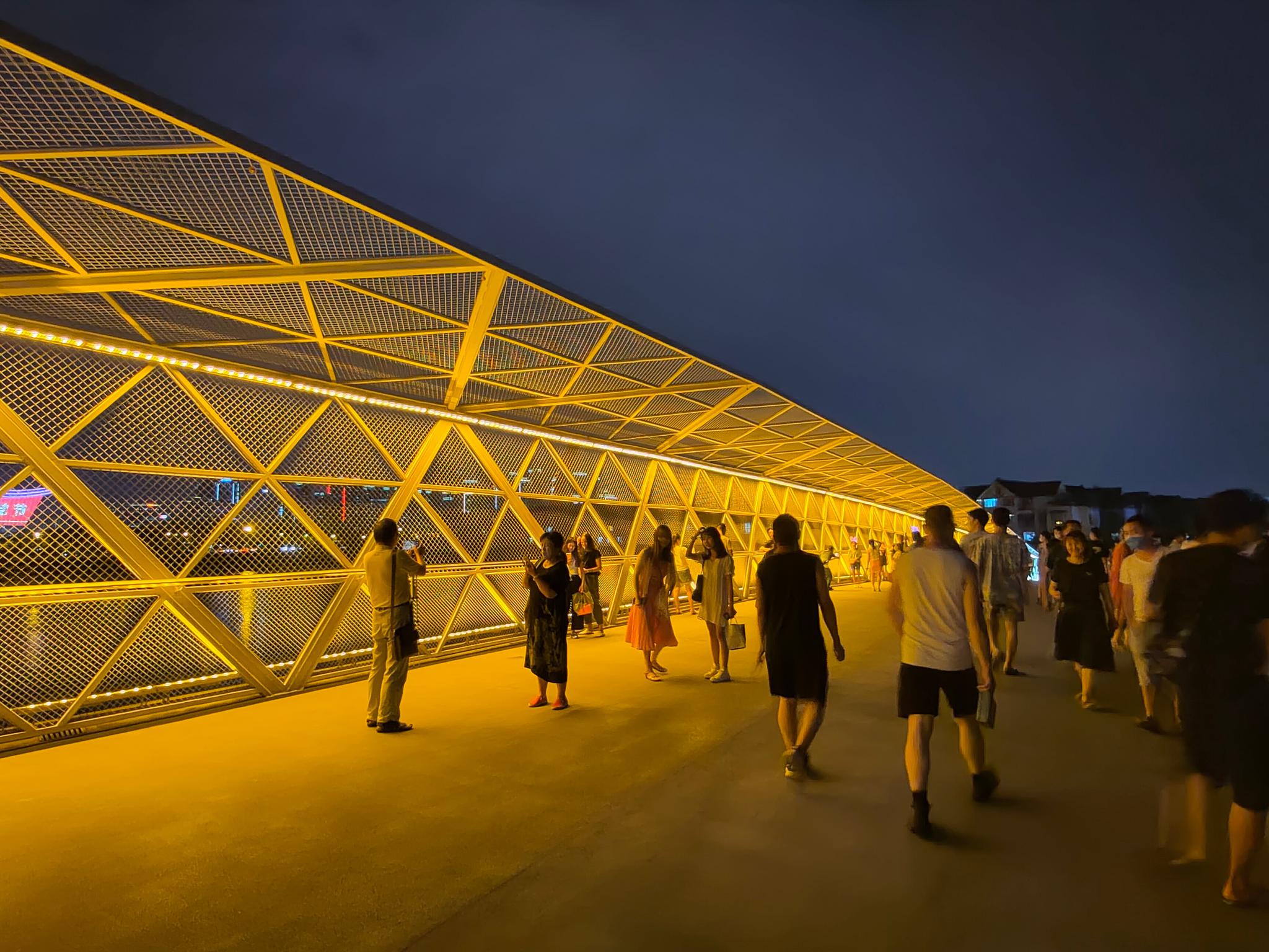 在成都旅行打卡网红桥,白天的网红桥不太起眼