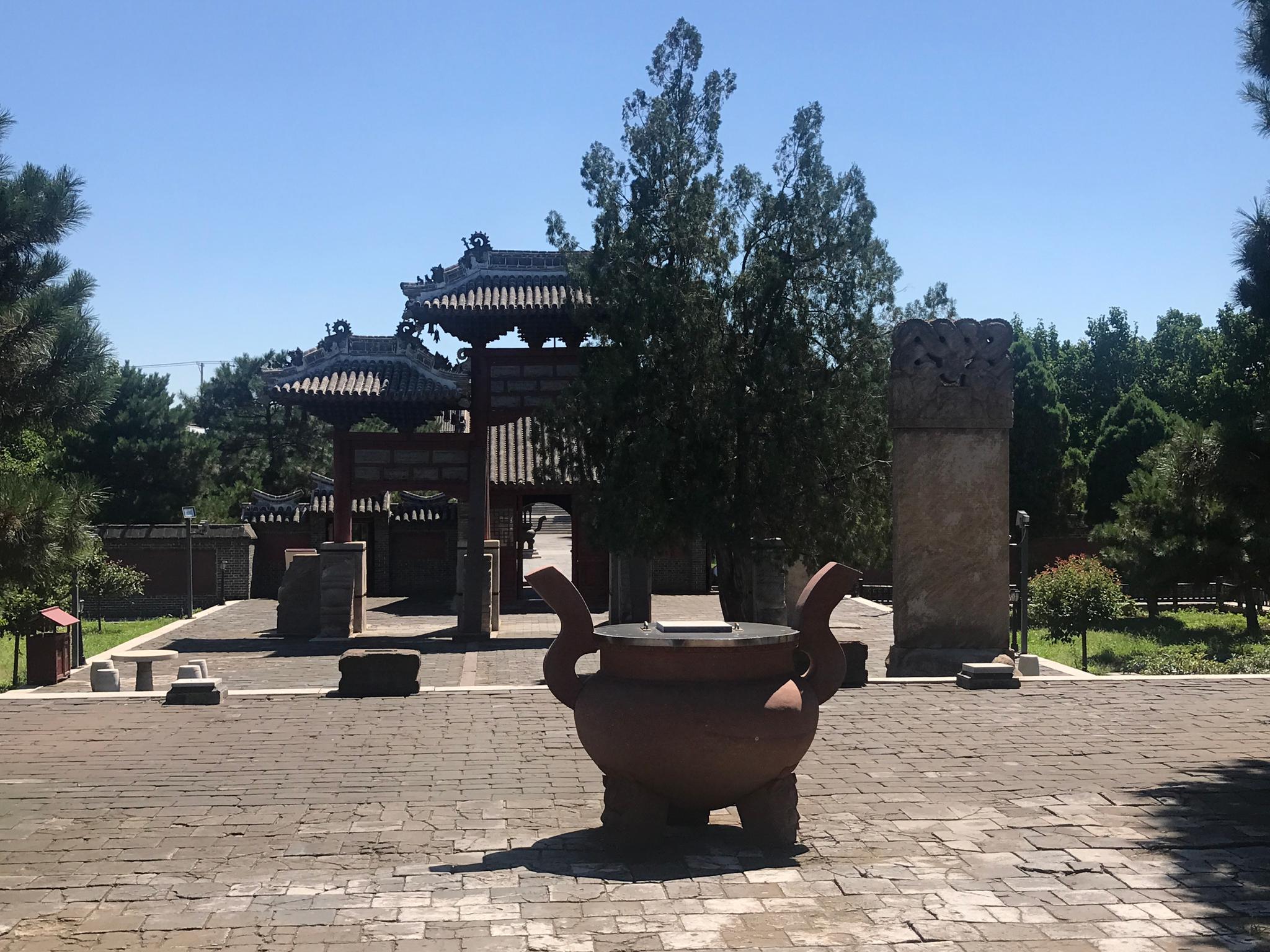 天王殿里的木雕韦陀像很棒,有玻璃罩