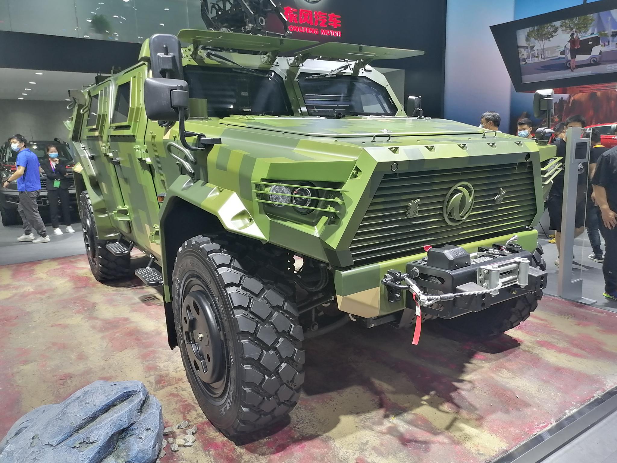 北京车展实拍东风猛士装甲车亮相高大威猛的大块头