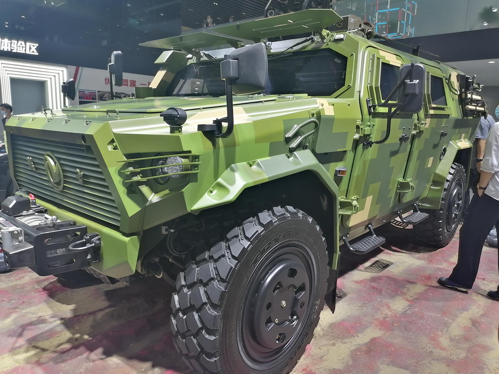 北京车展实拍|东风猛士装甲车亮相,高大威猛的大块头-新浪汽车