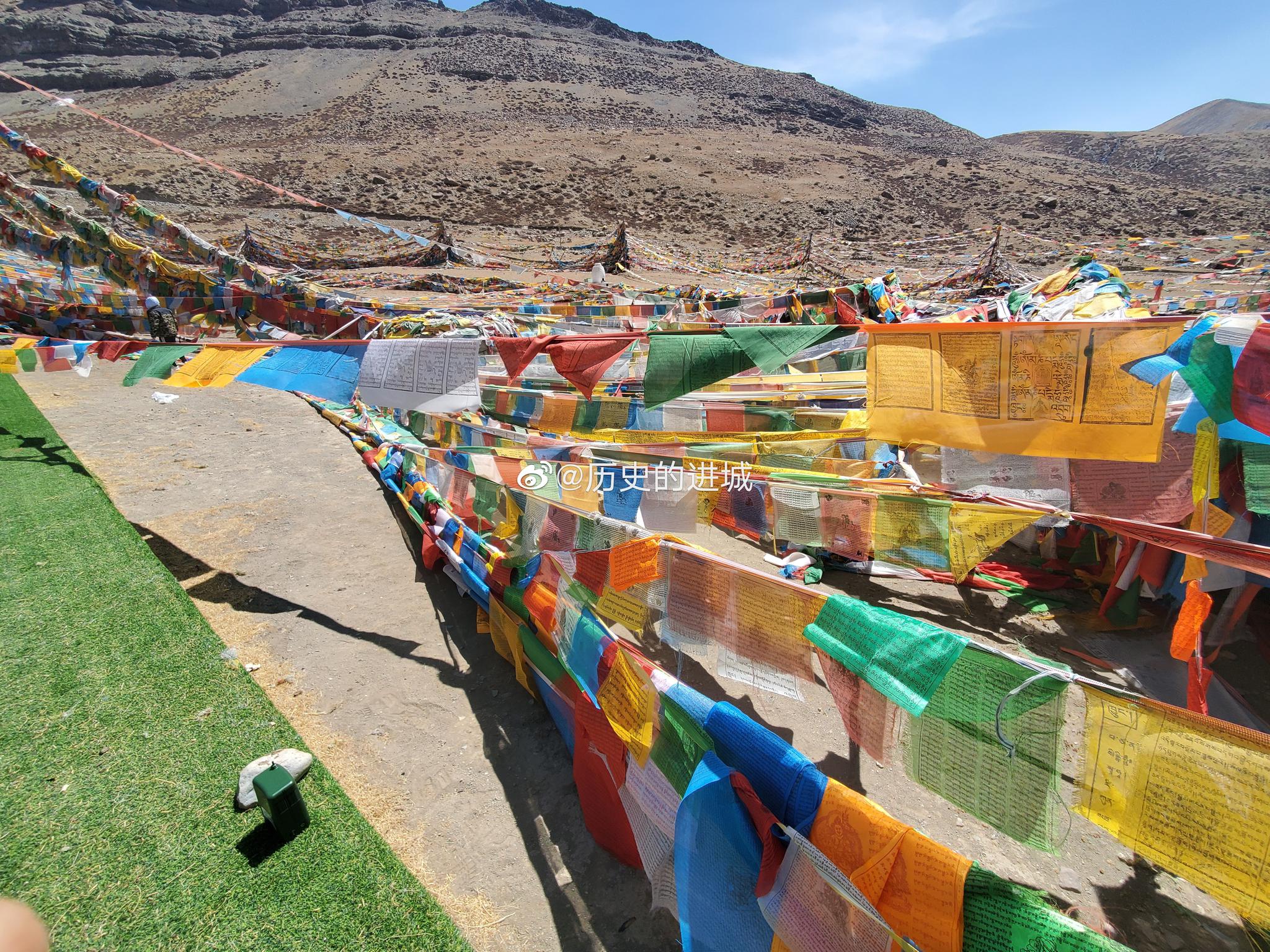 来到刚仁波齐神山脚下来挂经幡祈福 财经头条