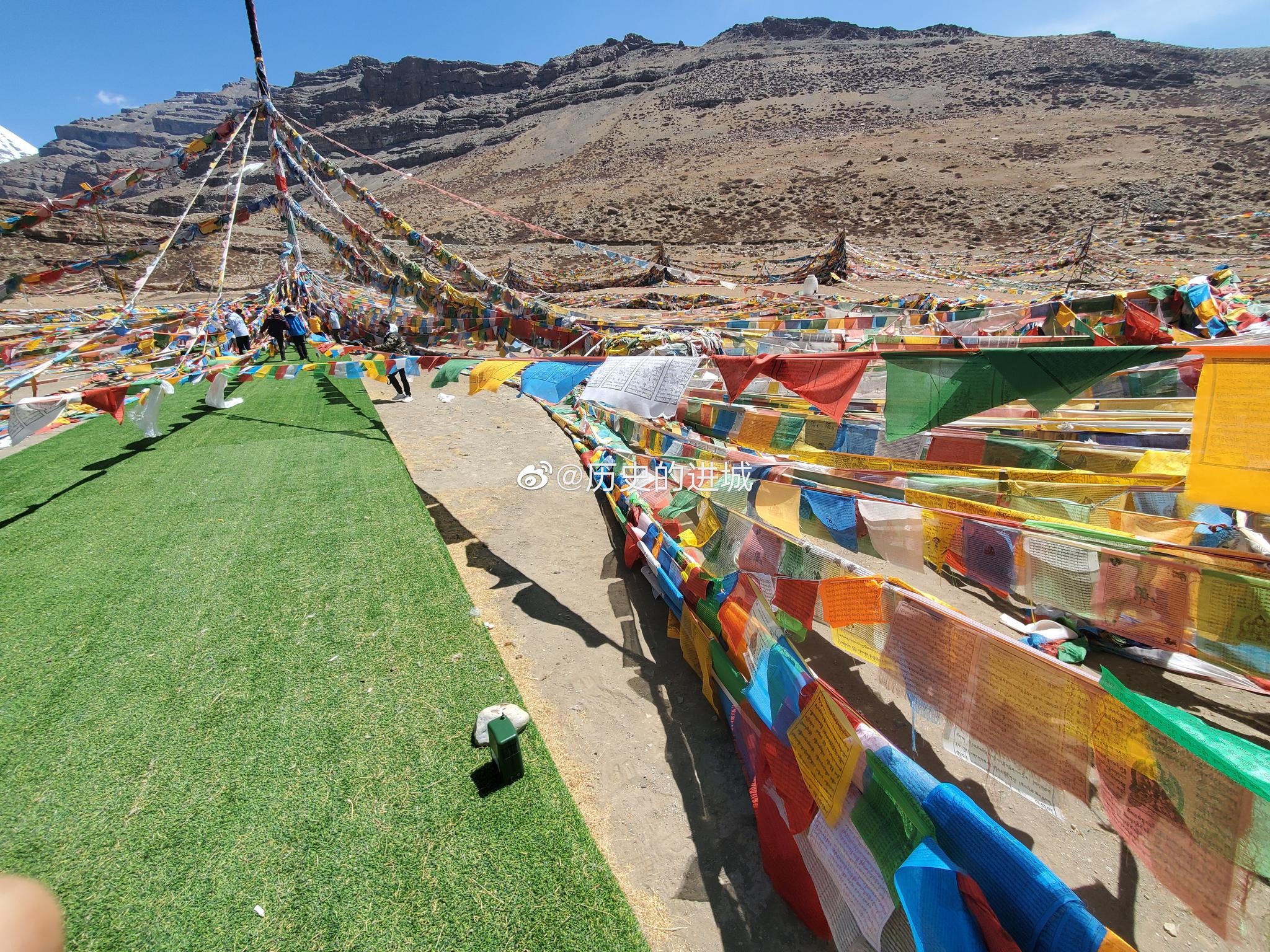 来到刚仁波齐神山脚下来挂经幡祈福 财经头条