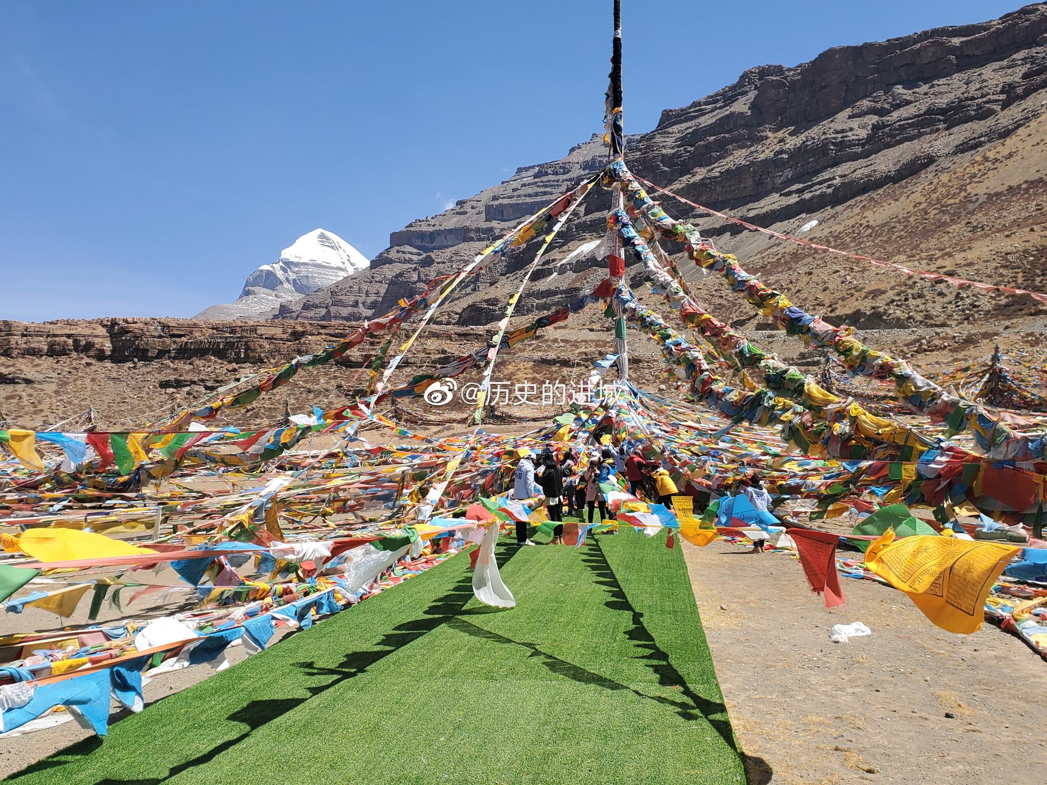 来到刚仁波齐神山脚下来挂经幡祈福 财经头条
