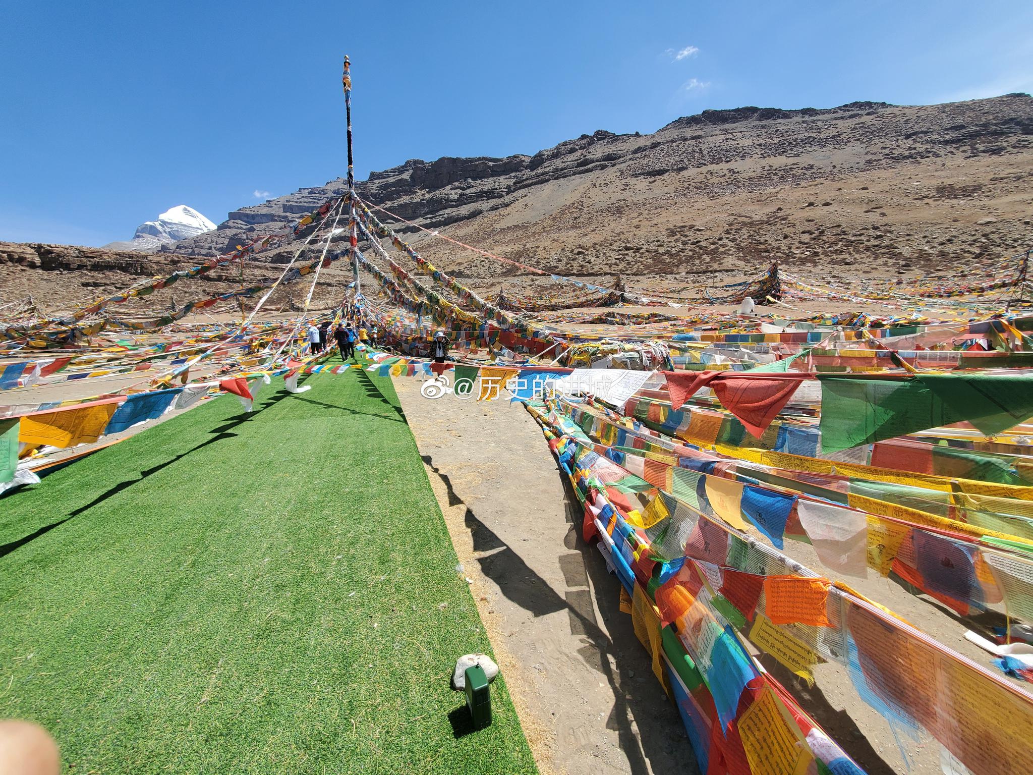 来到刚仁波齐神山脚下来挂经幡祈福 财经头条