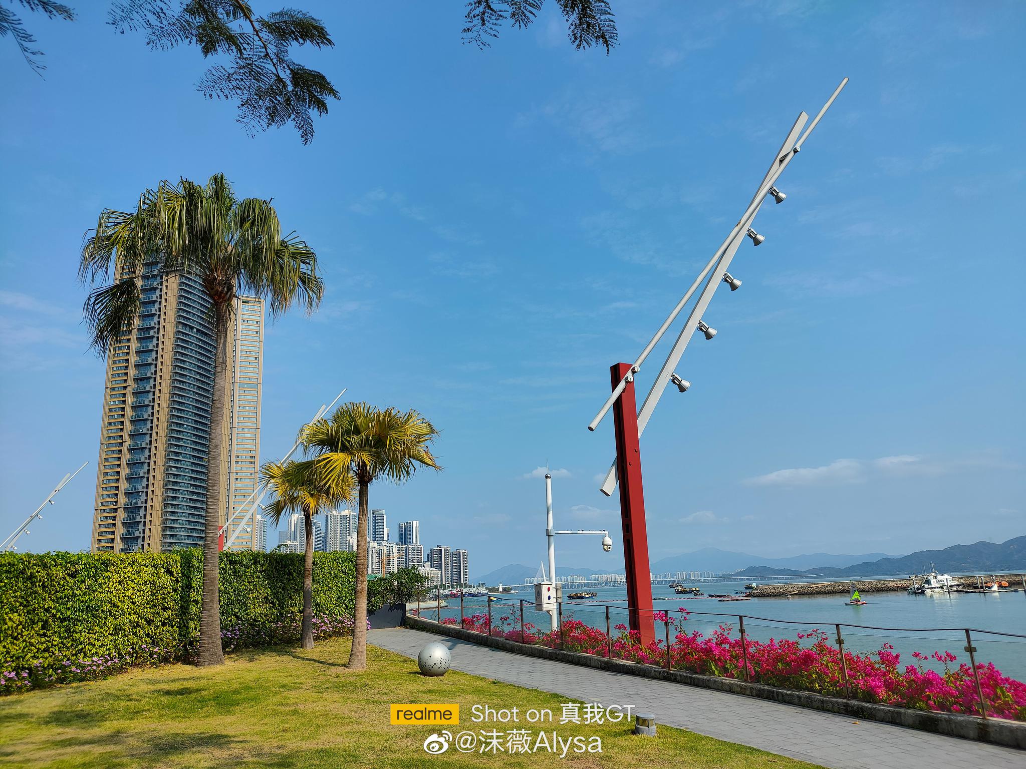 话说我还觉得realme这种相机水印放中间还挺好看的